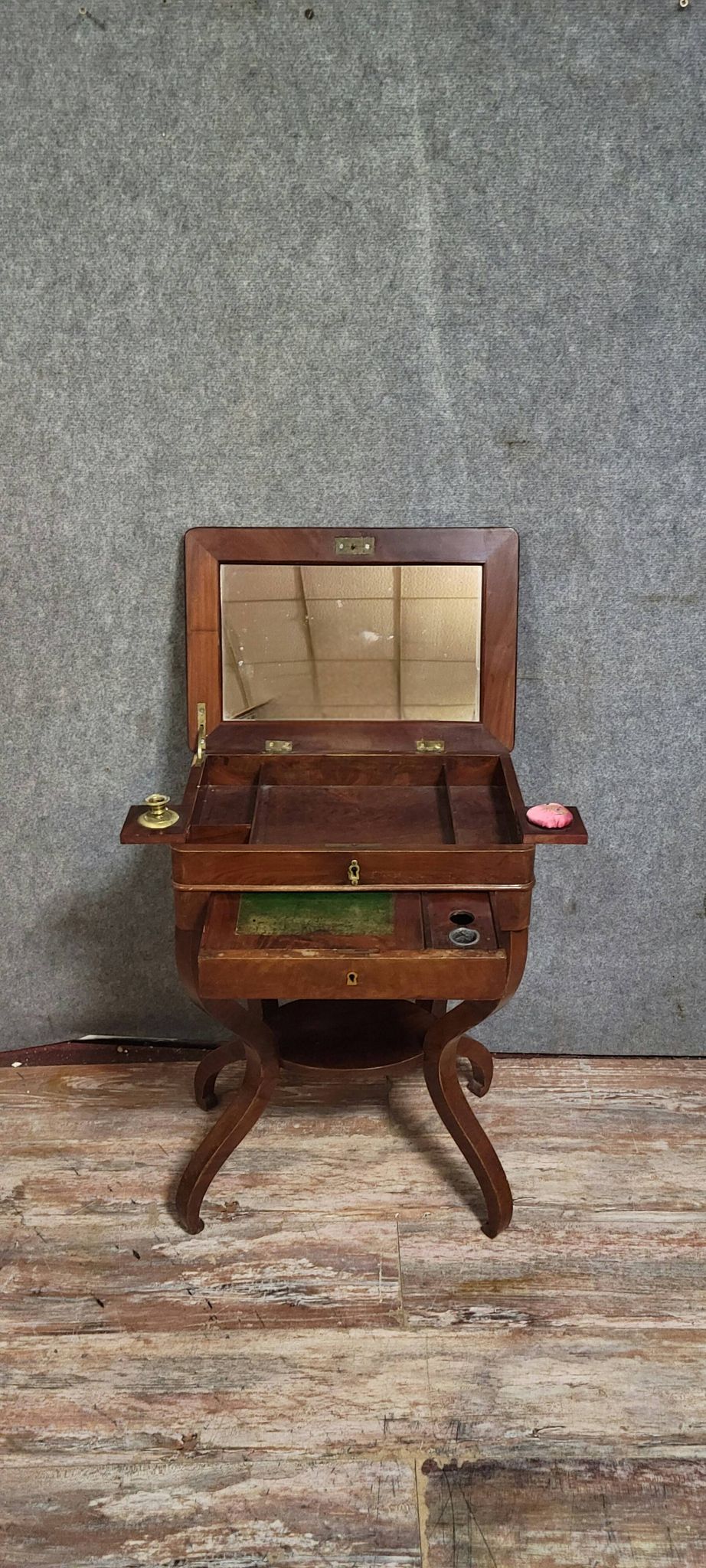 Table écritoire époque Empire, en acajou, reposant sur des pieds galbés