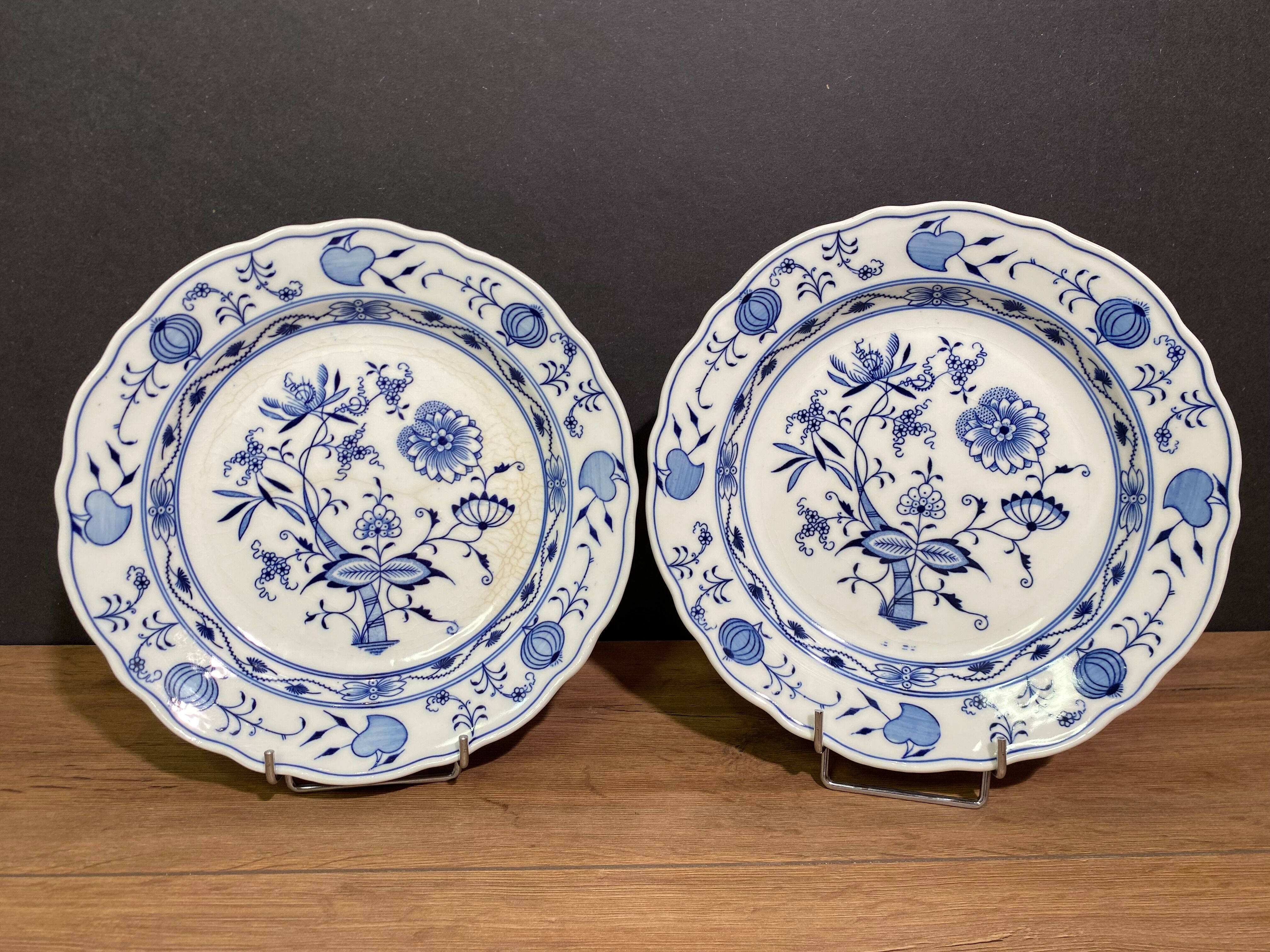 Pair of hollow plates in Meissen porcelain, onion décor