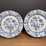 Pair of hollow plates in Meissen porcelain, onion décor