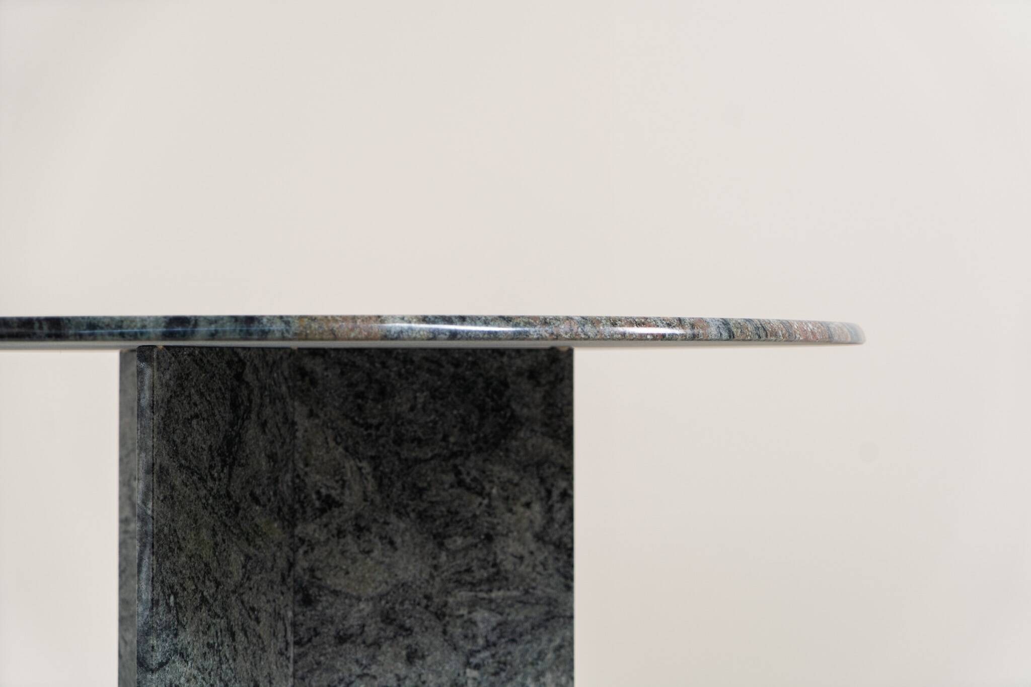 Dining table in solid Juparana granite