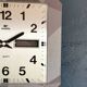 Horloge vintage pendule murale silencieuse carrée "Vedette gris argent"