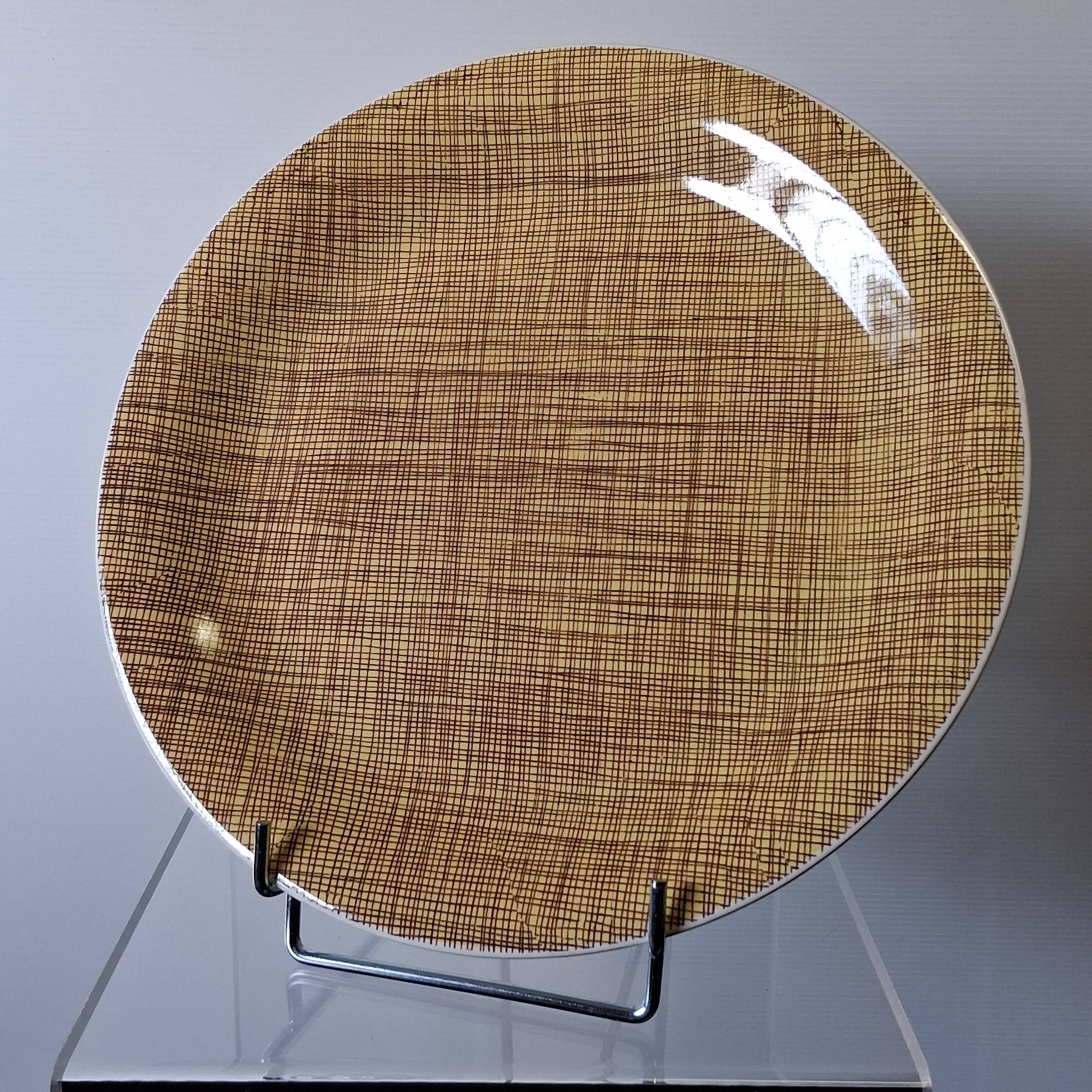 Slightly hollow round serving plate from Villeroy and Boch model "Bern".