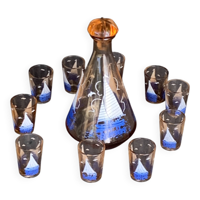Service a liqueur, carafe en verre rose et 10 petits verres motif voilier