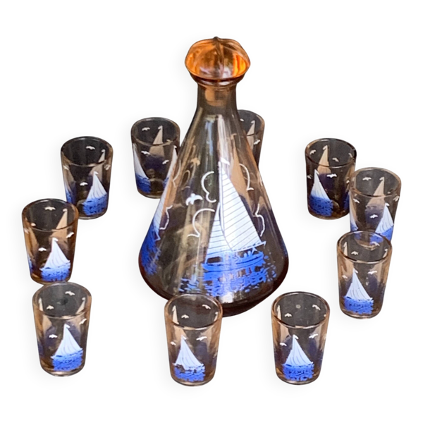 Service a liqueur, carafe en verre rose et 10 petits verres motif voilier