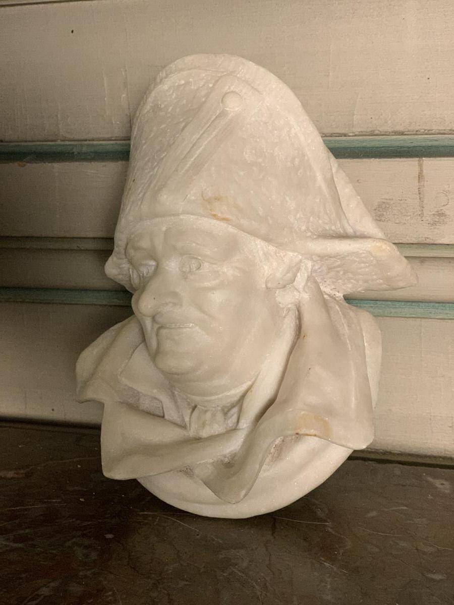 Marble sculpture, man's head in a hat.