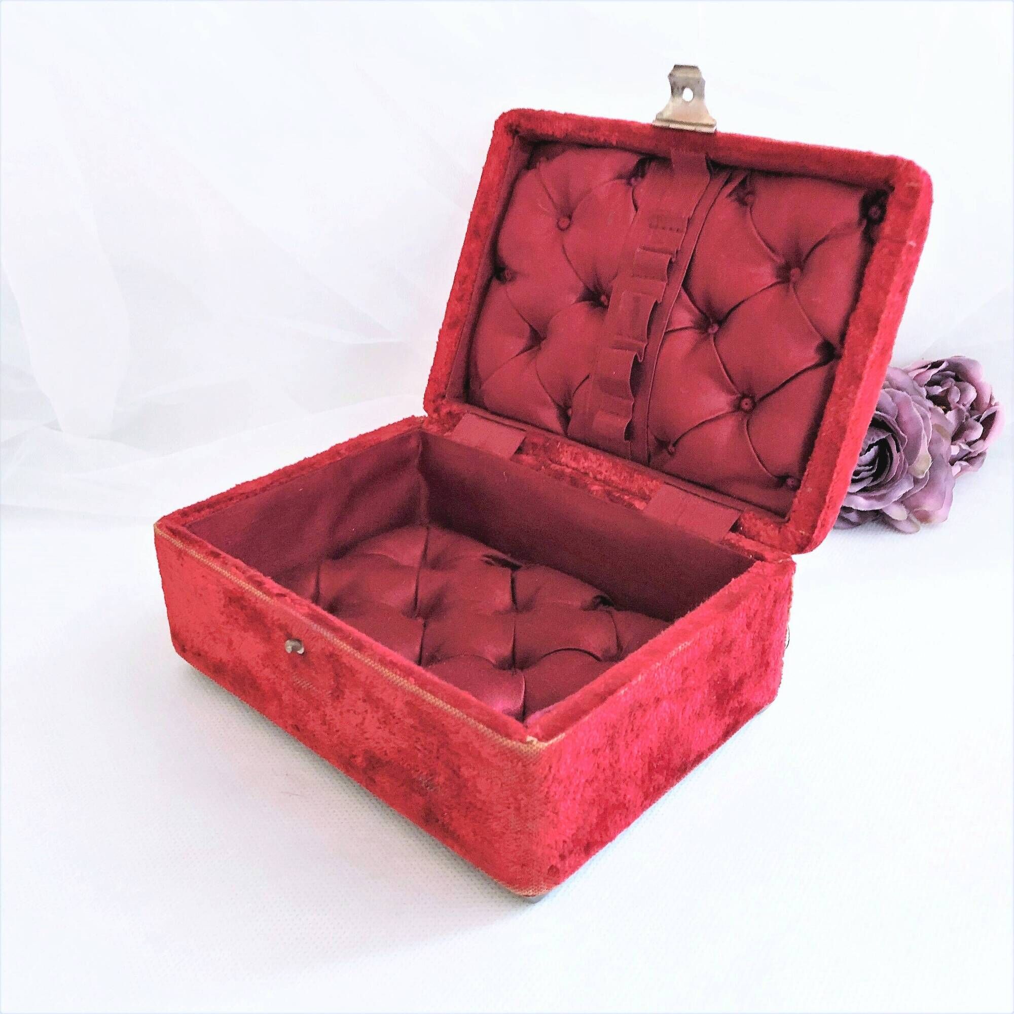 Sewing box padded with red silk, Napoleon III style