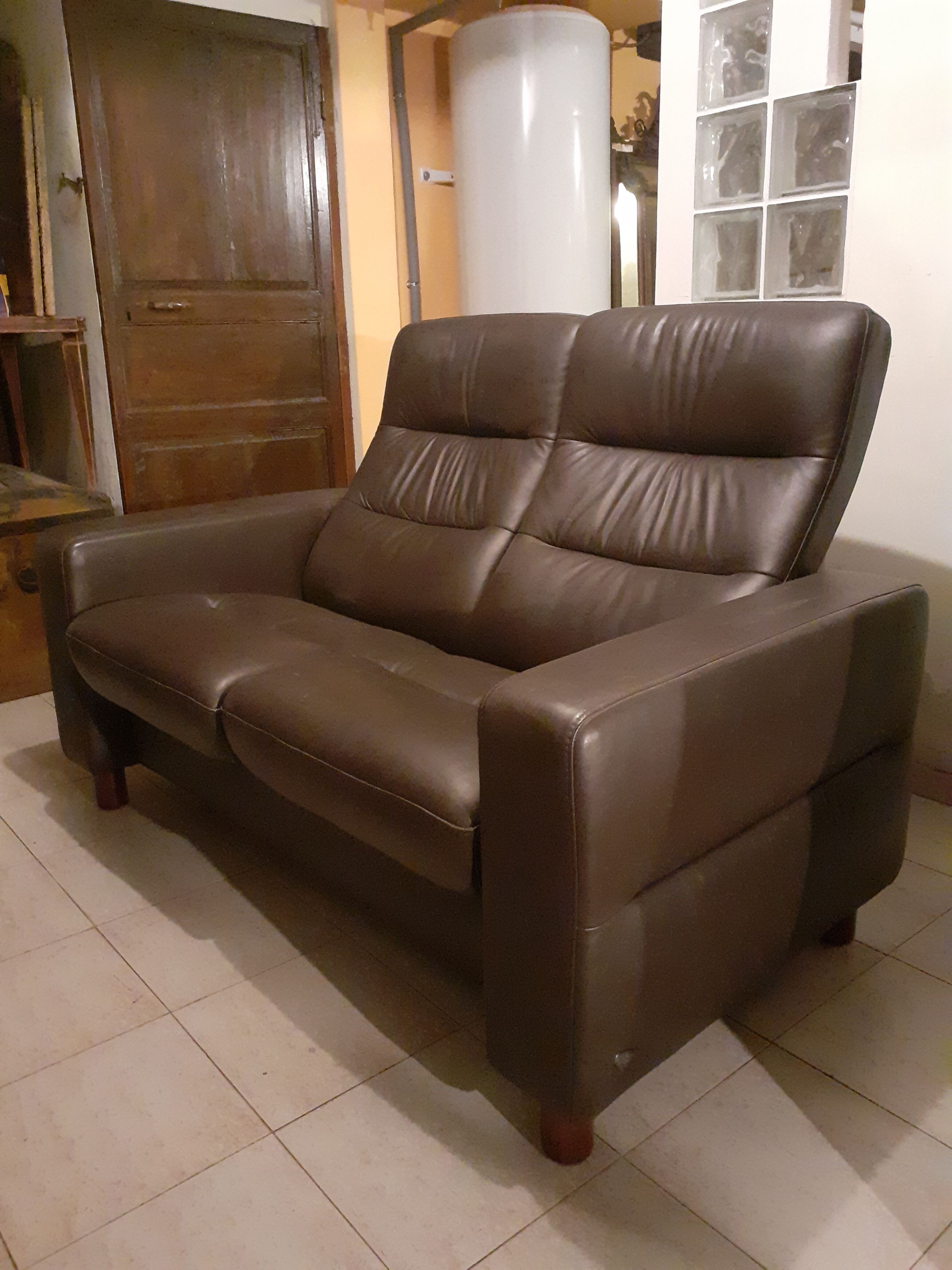 Canapé 2 places Stressless assise ultra confort, cuir Noblesse-Brown, canapé de grande qualité.