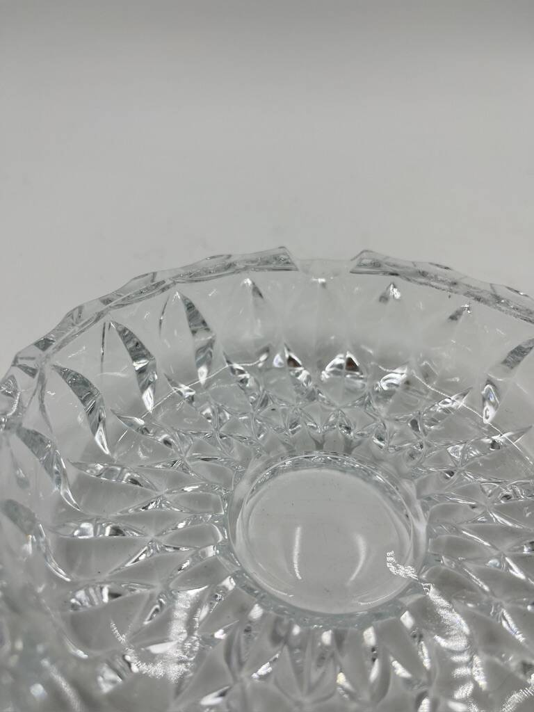 Cendrier rond en verre moulé en relief