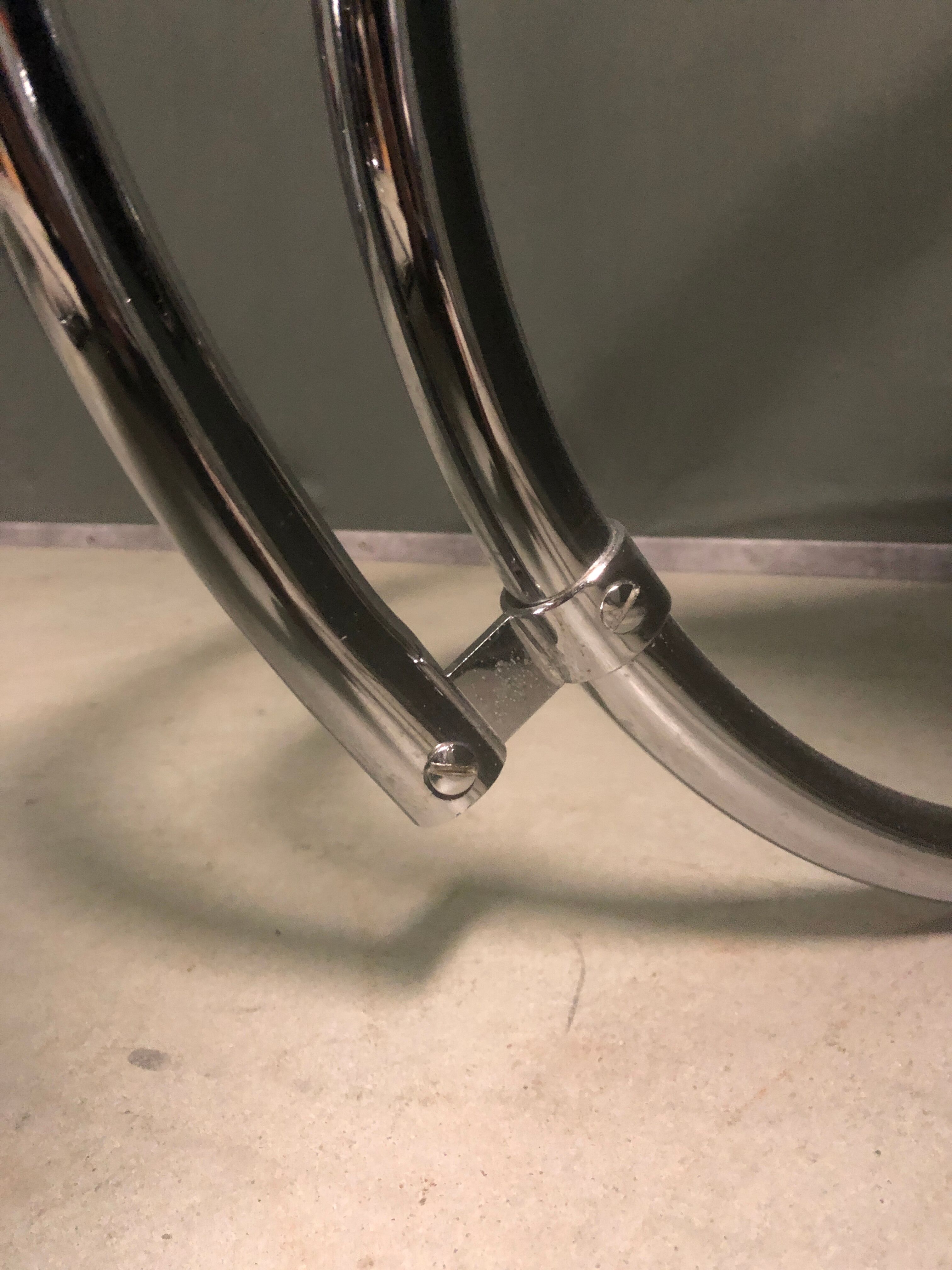 2 chairs by Mies Van Der Rohe MR20