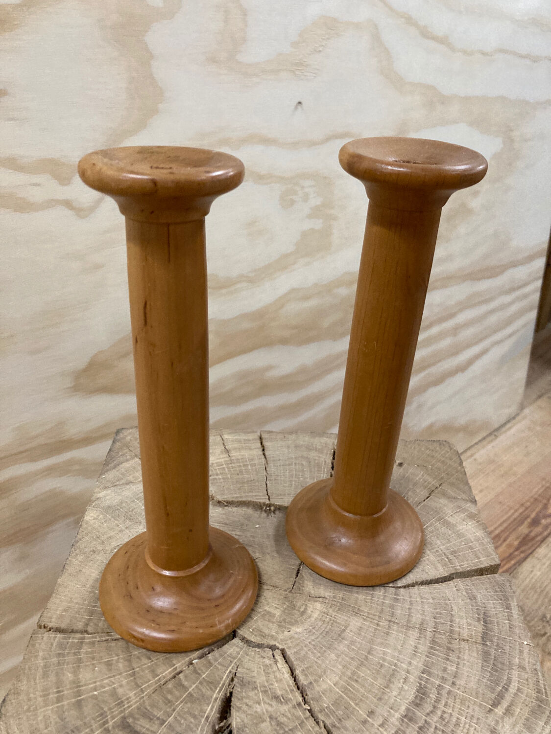 Paire de bougeoirs scandinaves en bois