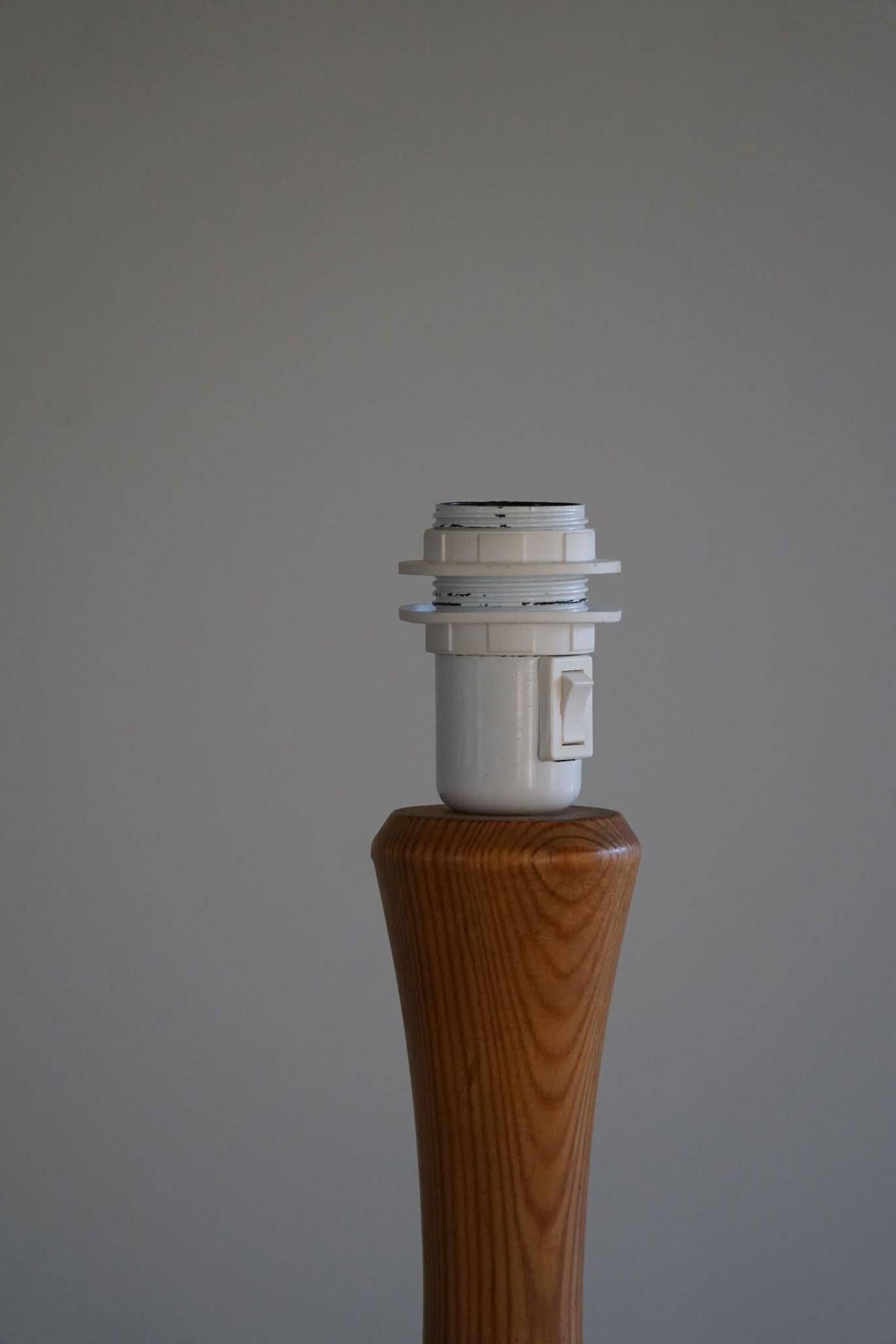 Modern sculptural Scandinavian floor lamp in solid pine, 1970s.