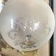 Lampe rétro pied colonne globe en verre