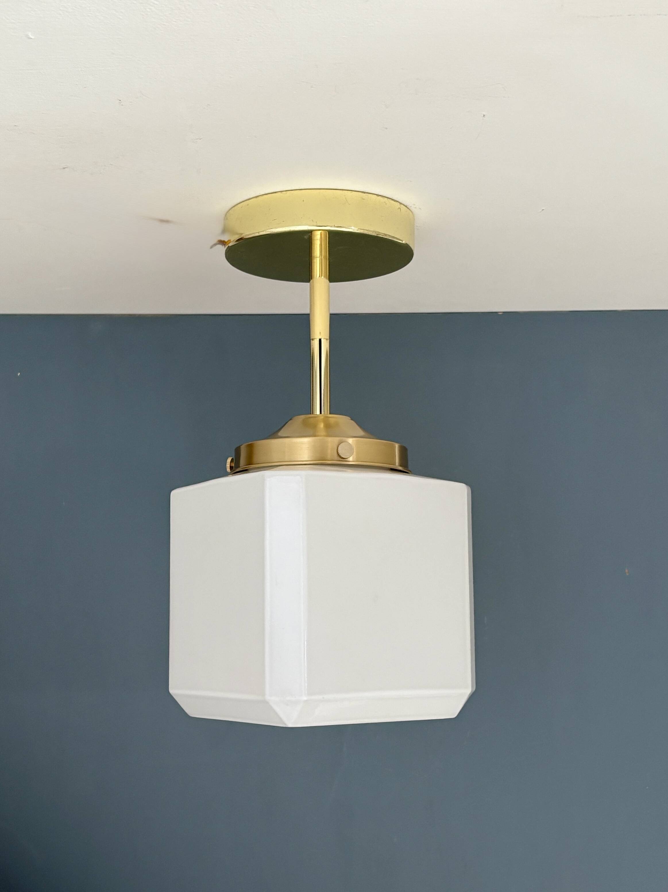Suspension / plafonnier globe vintage carré en opaline blanche