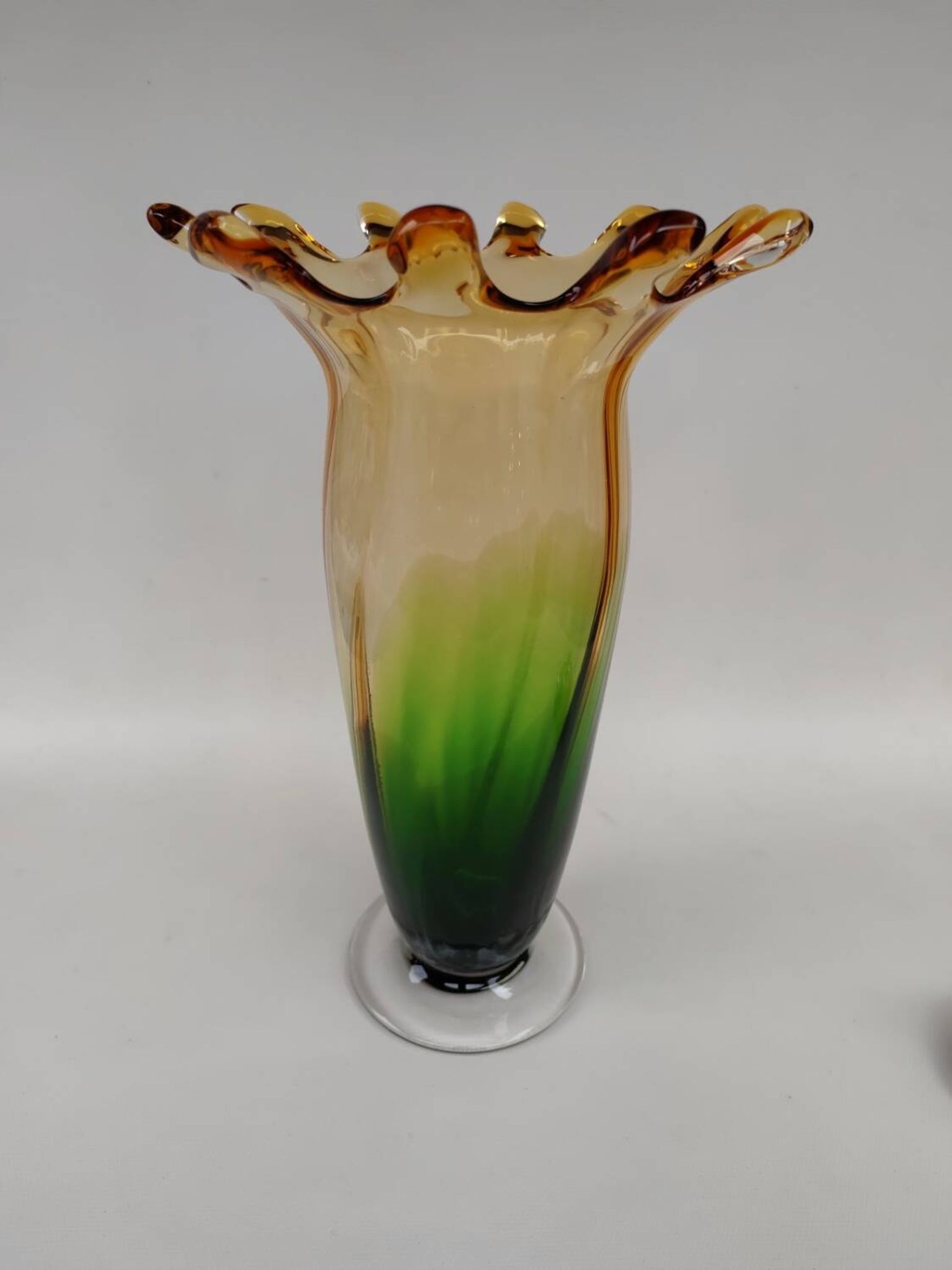 Très grand vase en verre bicolore, milieu du XX ème siècle.