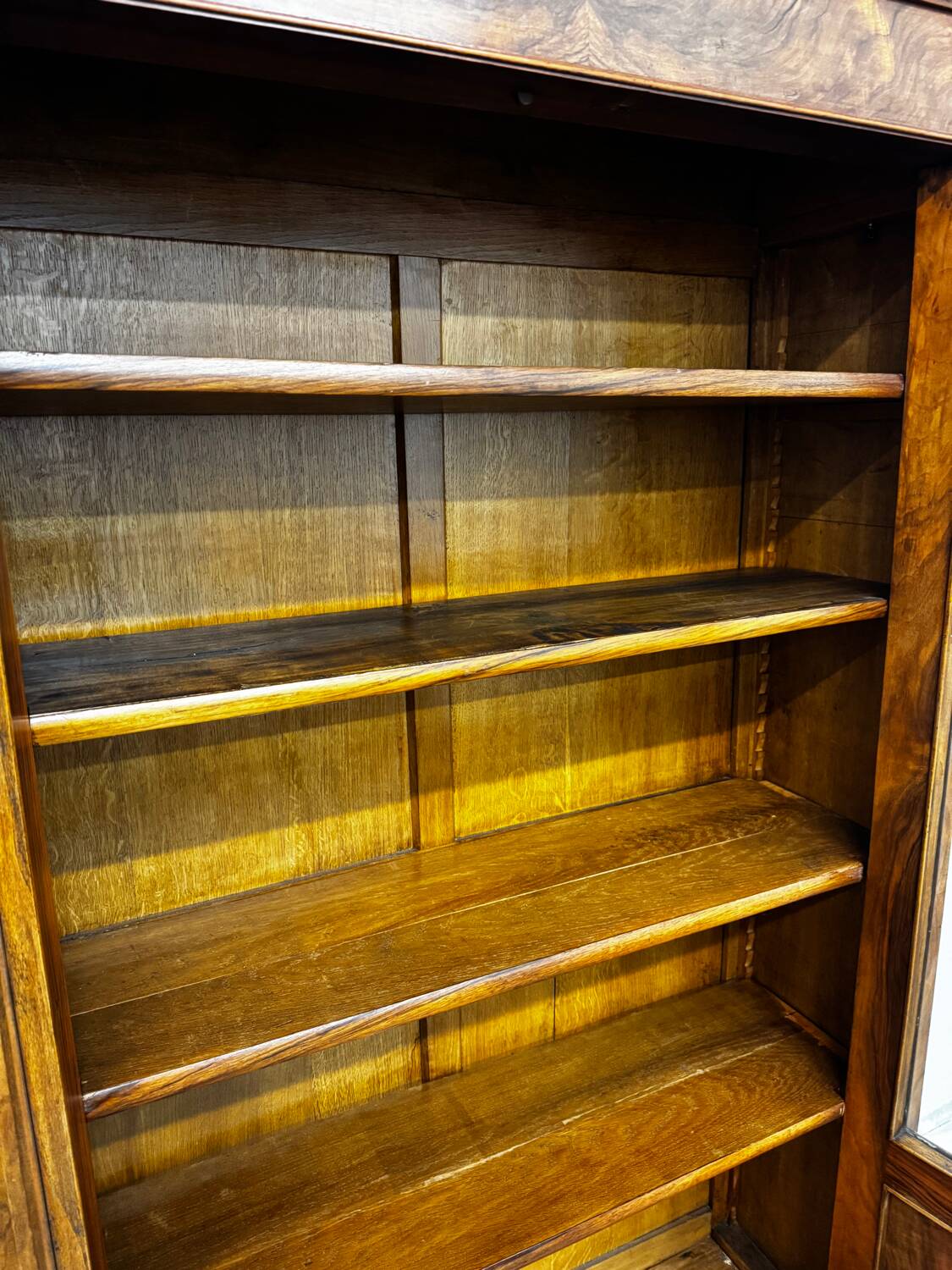 Bibliothèque Vitrée en noyer style Louis Philippe