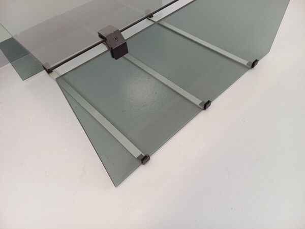 Table basse vintage en verre fumé, métal noir et fonte d’aluminium