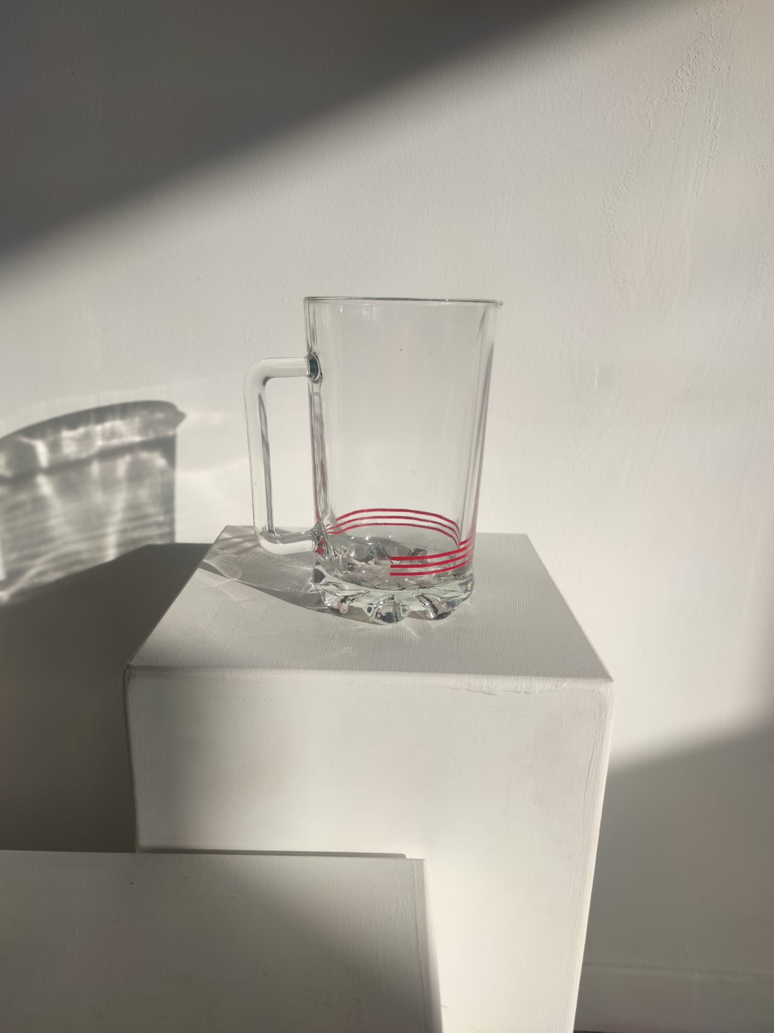 Pichet à orangeade italien vintage en verre à rayures rouges