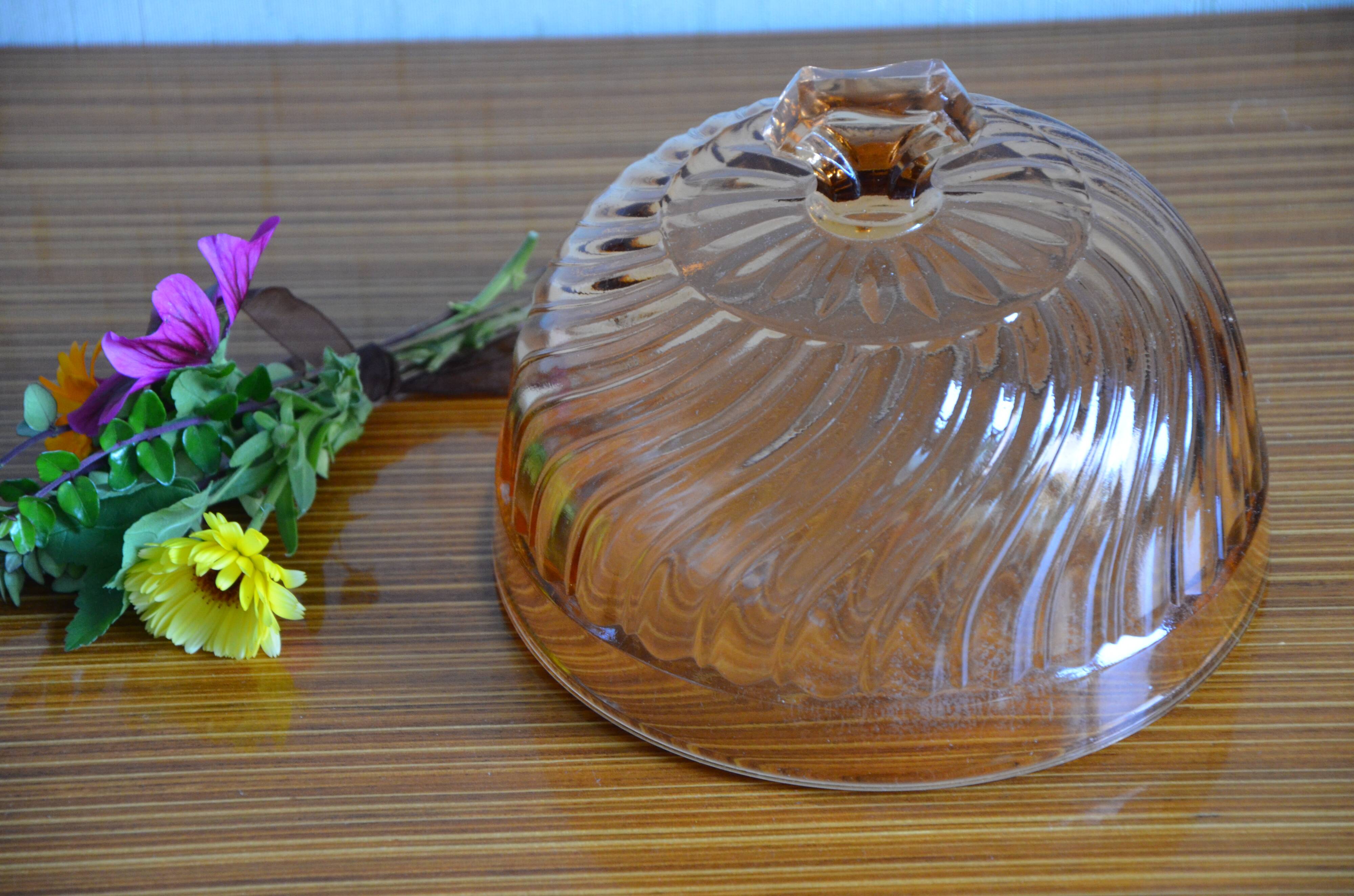 Cloche en verre rose