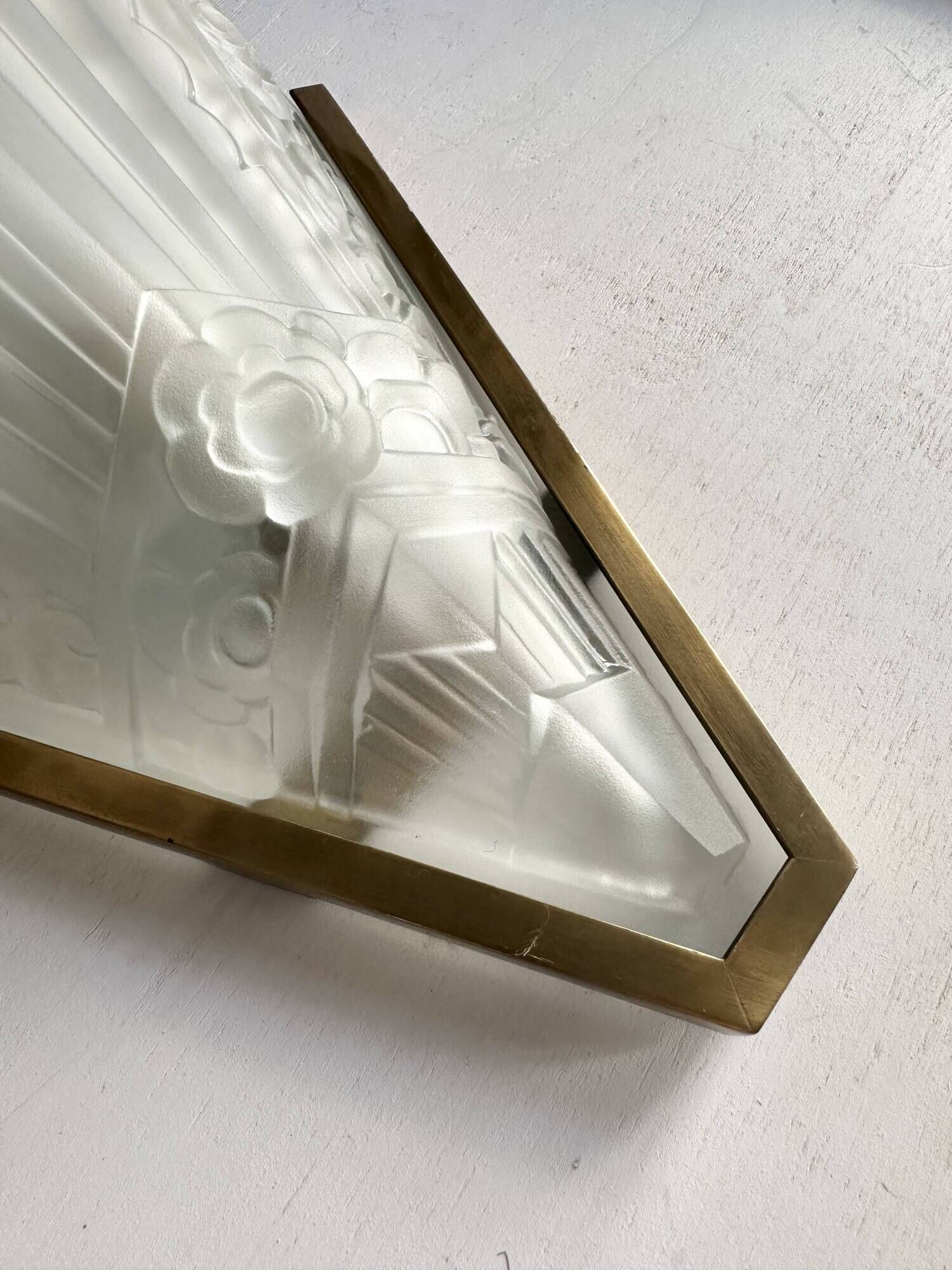 Pair of Art Deco wall sconces in molded glass and gilt brass, 1930