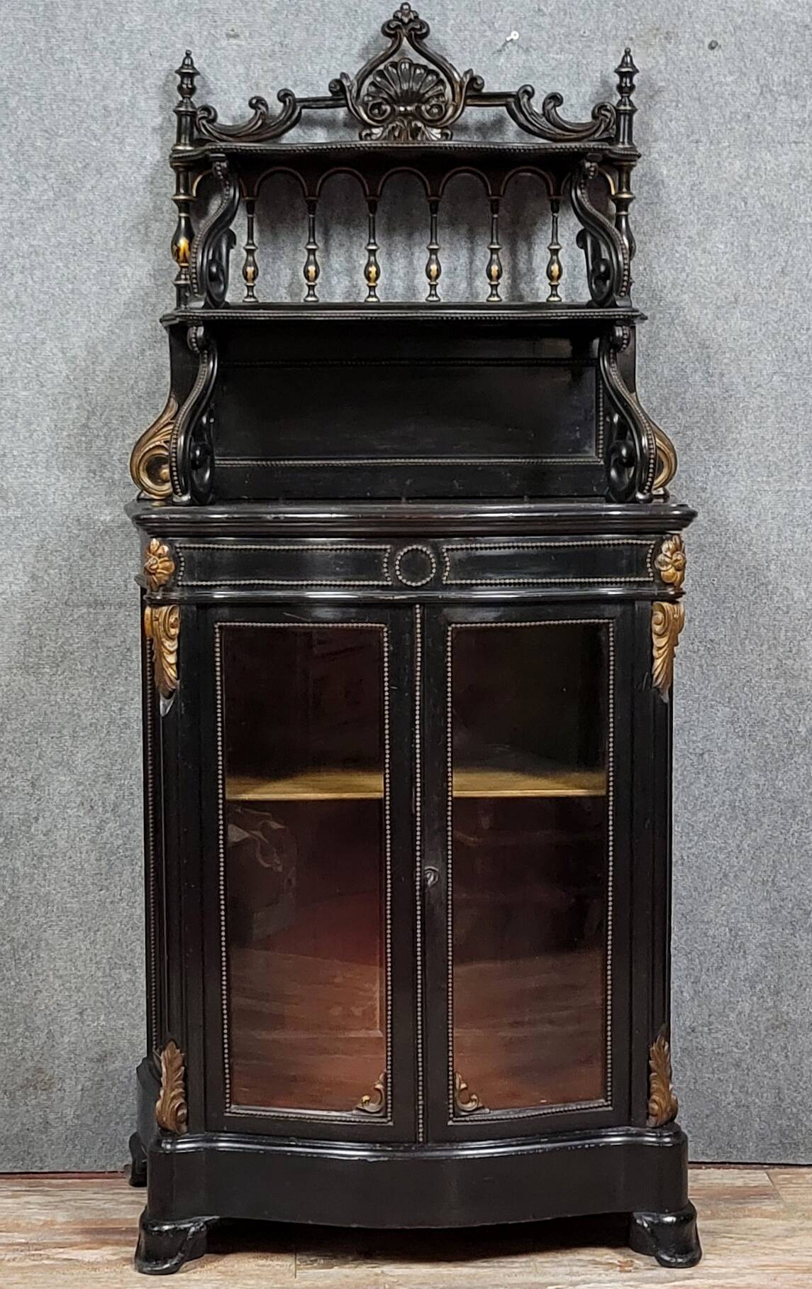 Curved "Boulle" display case from the Napoleon III period in blackened and gilded wood
