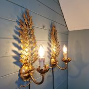 Pair of Italian wall sconces in gilded metal, Hollywood Regency style, 1970.