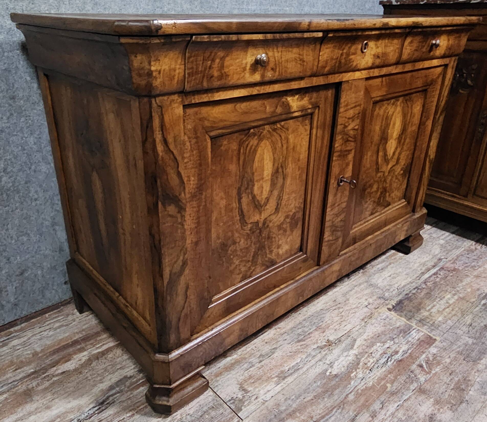 Buffet ancien époque Louis Philippe en noyer, XIXᵉ siècle