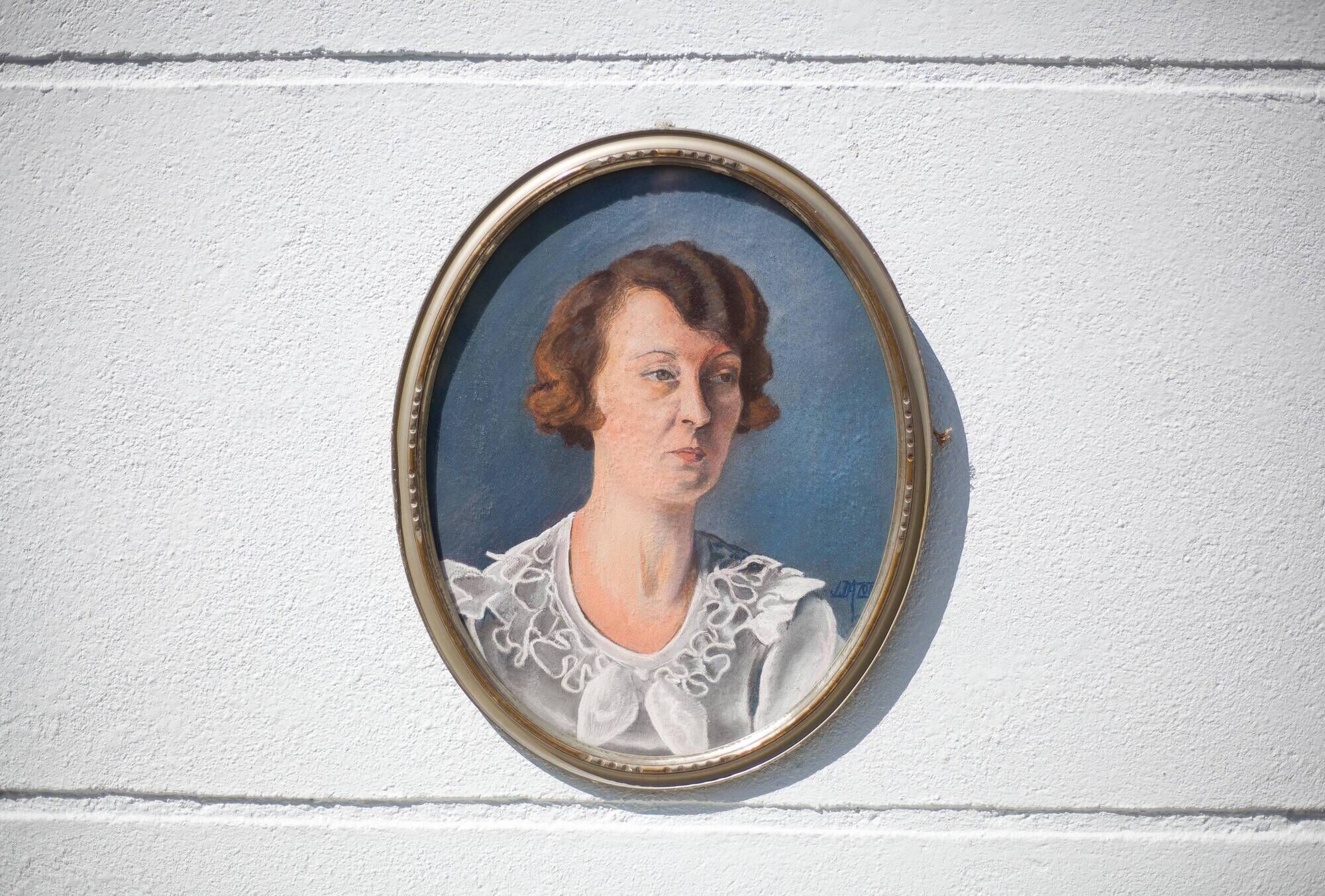 Portrait painted woman signed in oval frame, wall frame, wood frame and painted stucco, vintage frame
