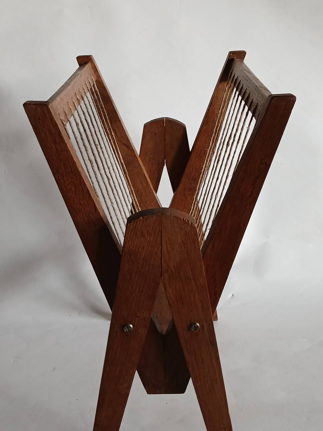 Magazine rack with compass legs in oak and rope, 1950s.