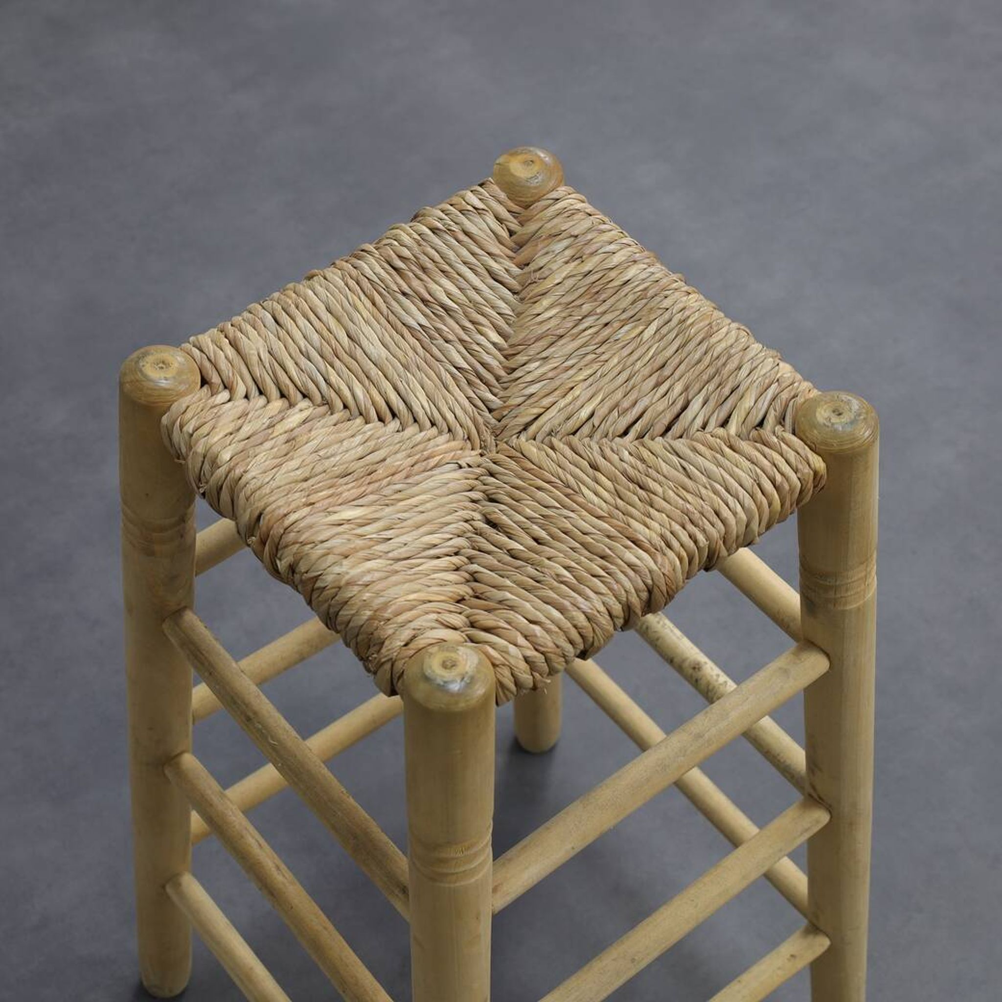 Ensemble de 4 tabourets de bar en bois et rotin, années 1970