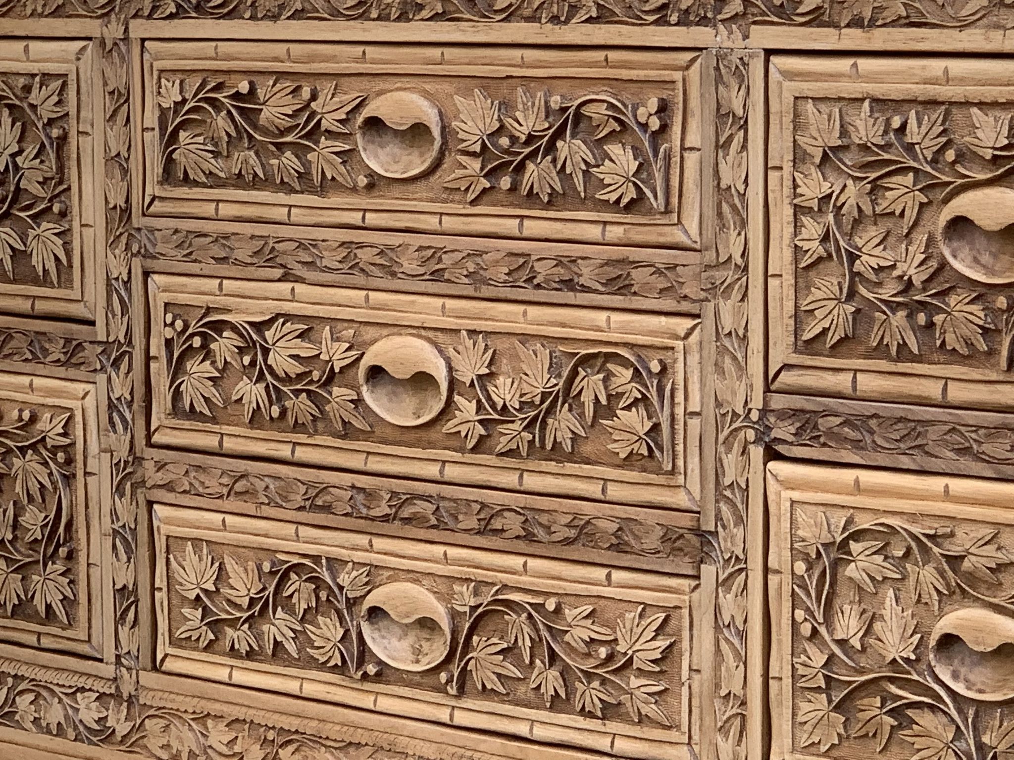 Commode vintage basse Padouk Massif sculpté 1950