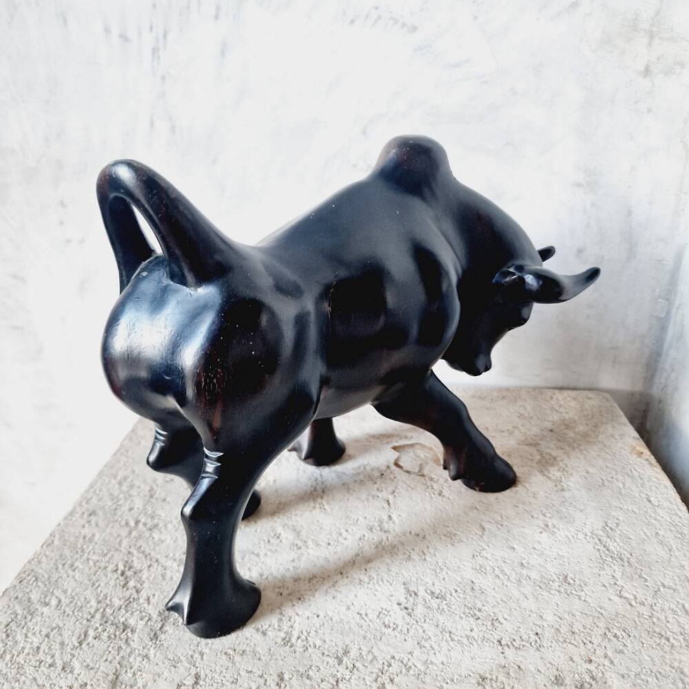 Sculpture taureau en bois noir