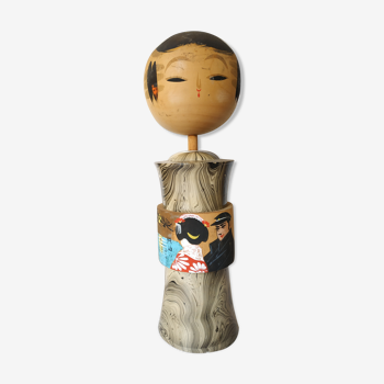 Poupée Kokeshi décor geisha et marin vers 1970 Japon