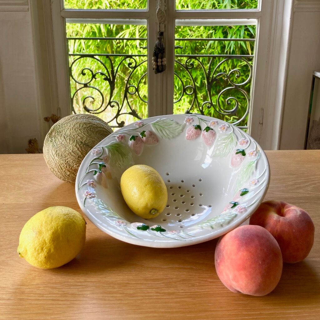 Saladier égouttoir à fruits frise barbotine fraises
