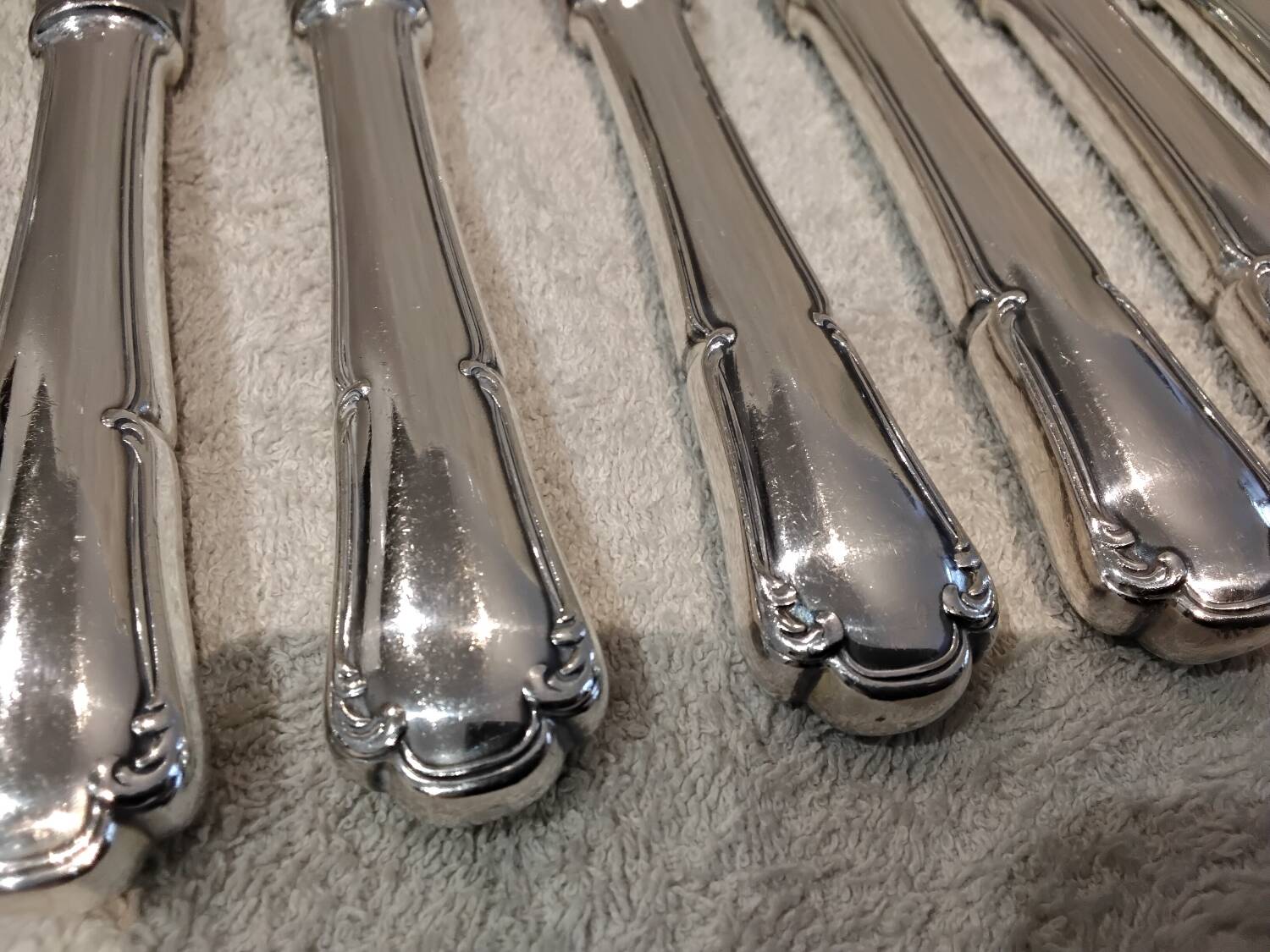 12 silver-plated table knives by Ercuis Valencay, 25cm