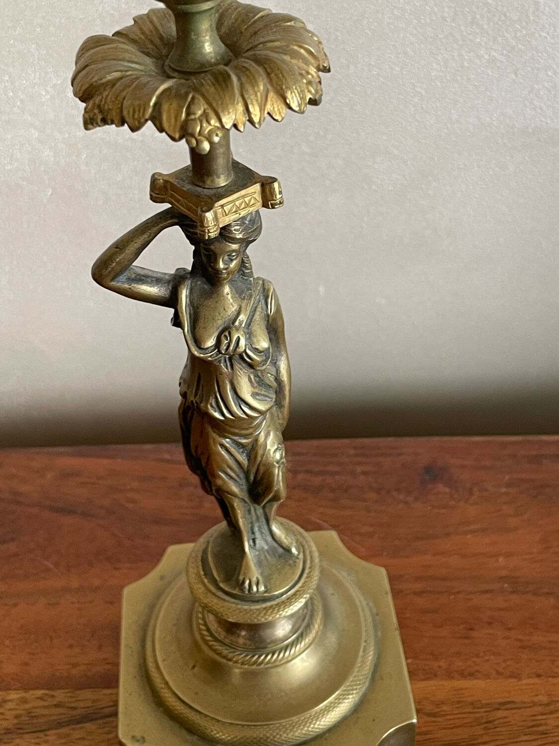 Bougeoir en laiton à décor de femme