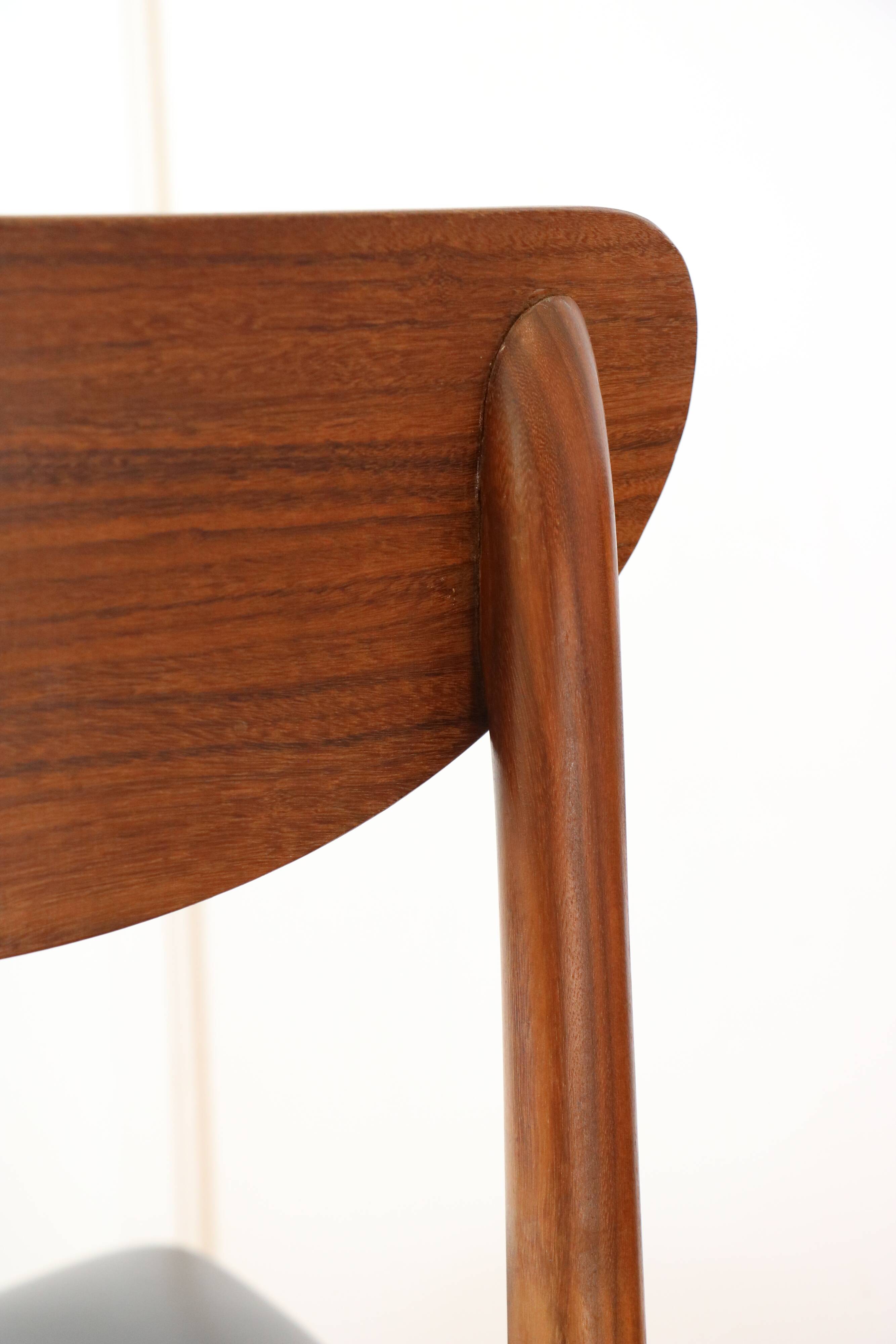 4 Scandinavian chairs in solid wood and black imitation leather