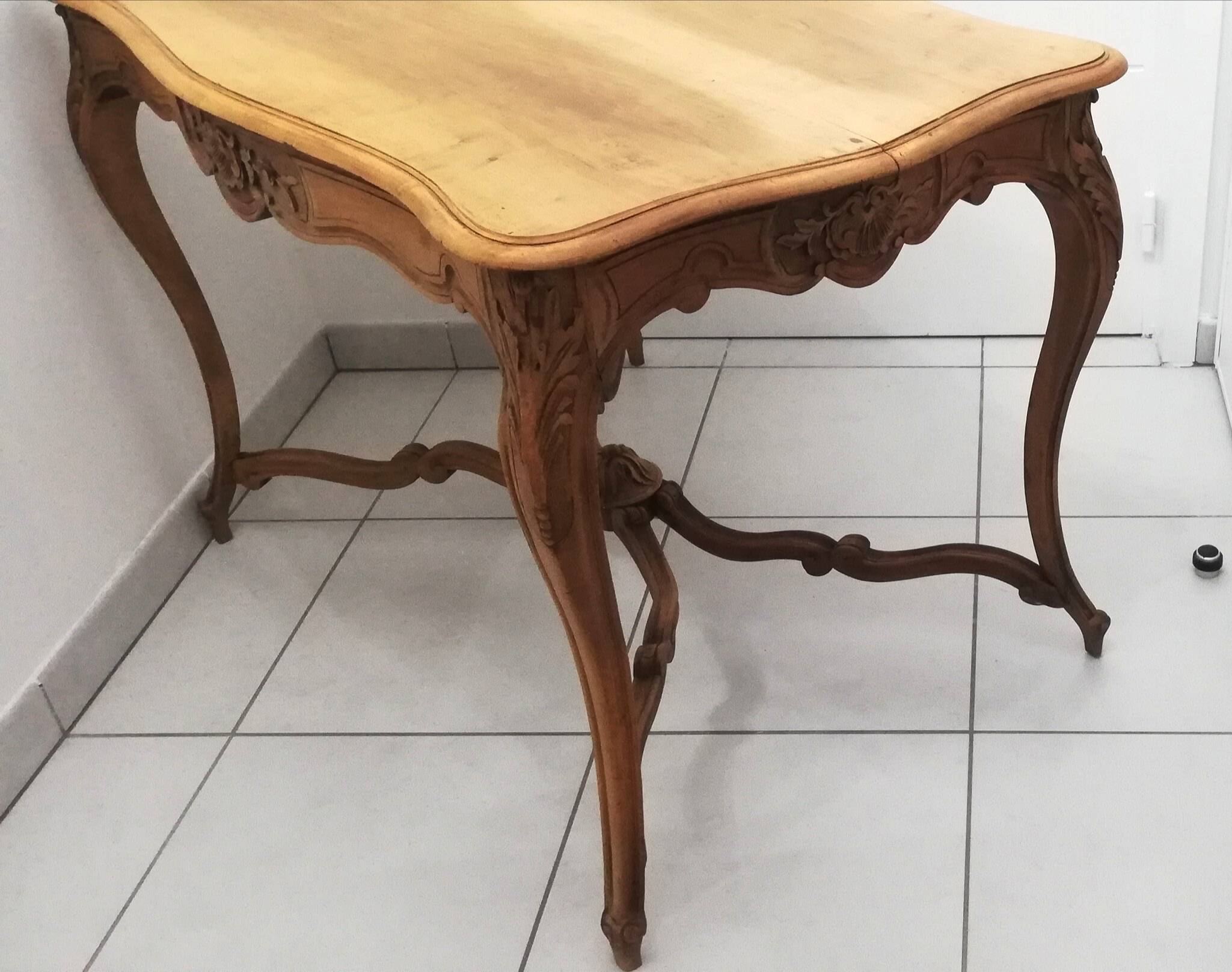 Table à tiroir de style Louis XV