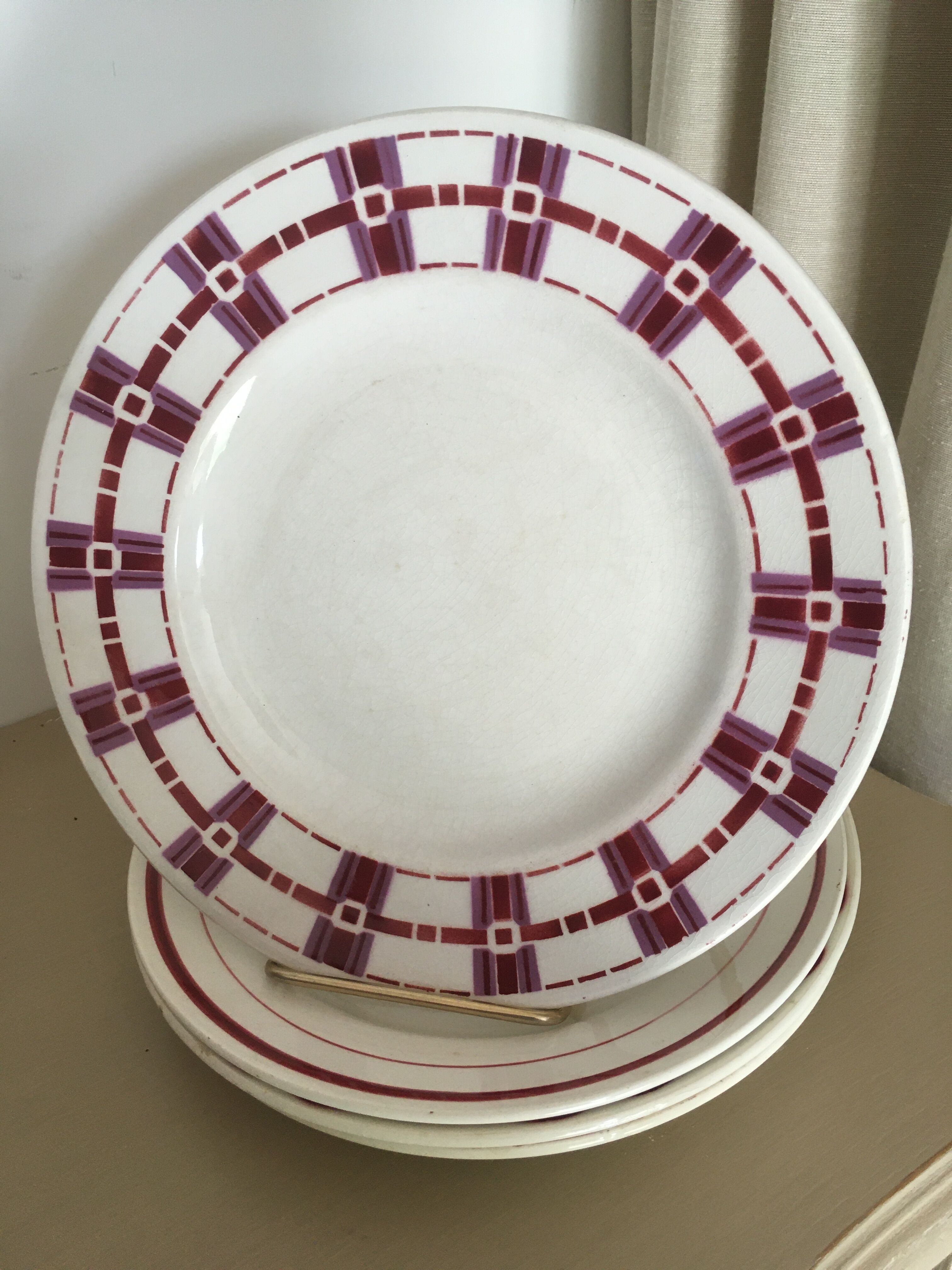 4 different plate plates on earthenware