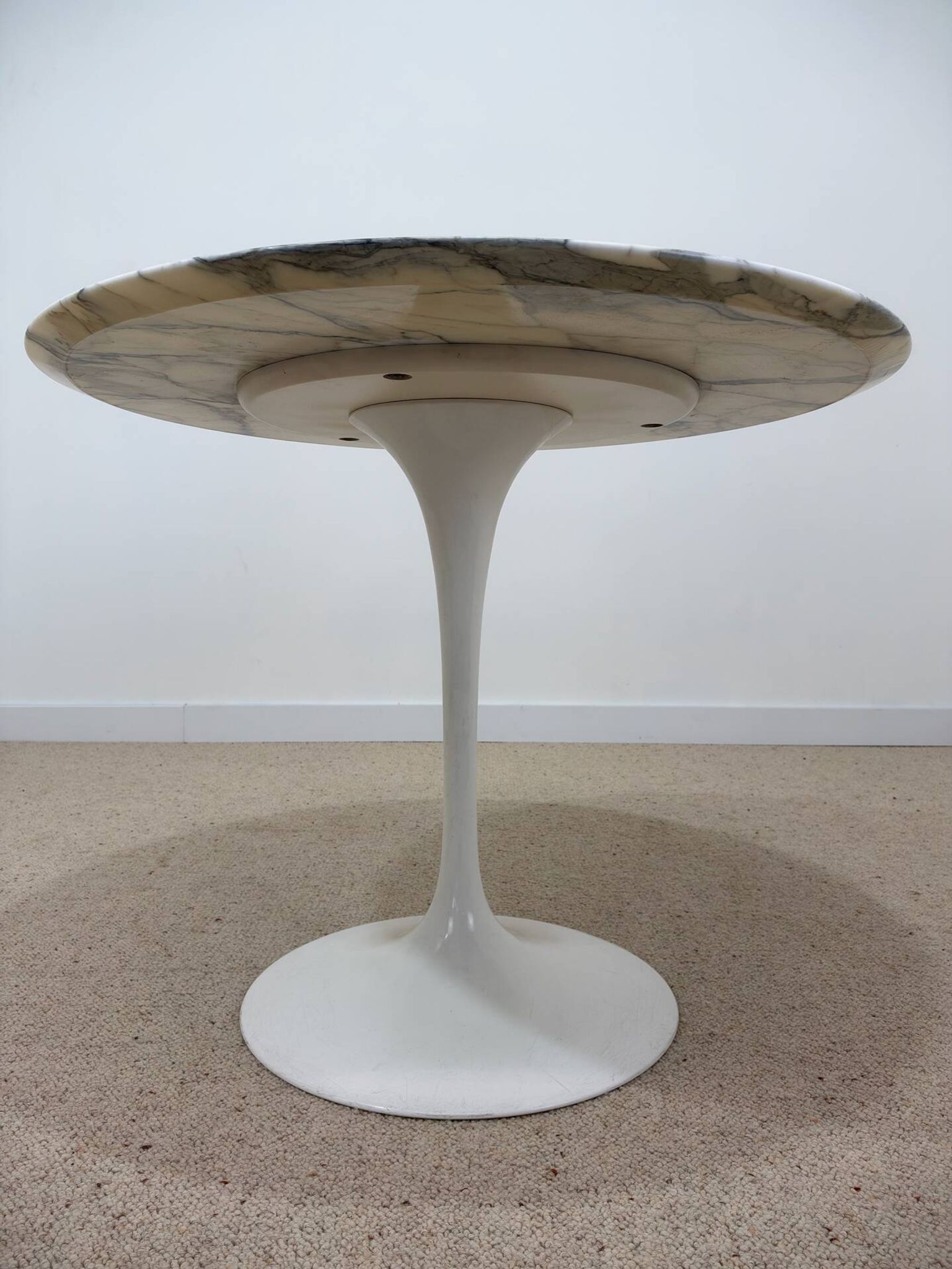 Tulip table – Knoll International in marble and 4 chairs – Ee