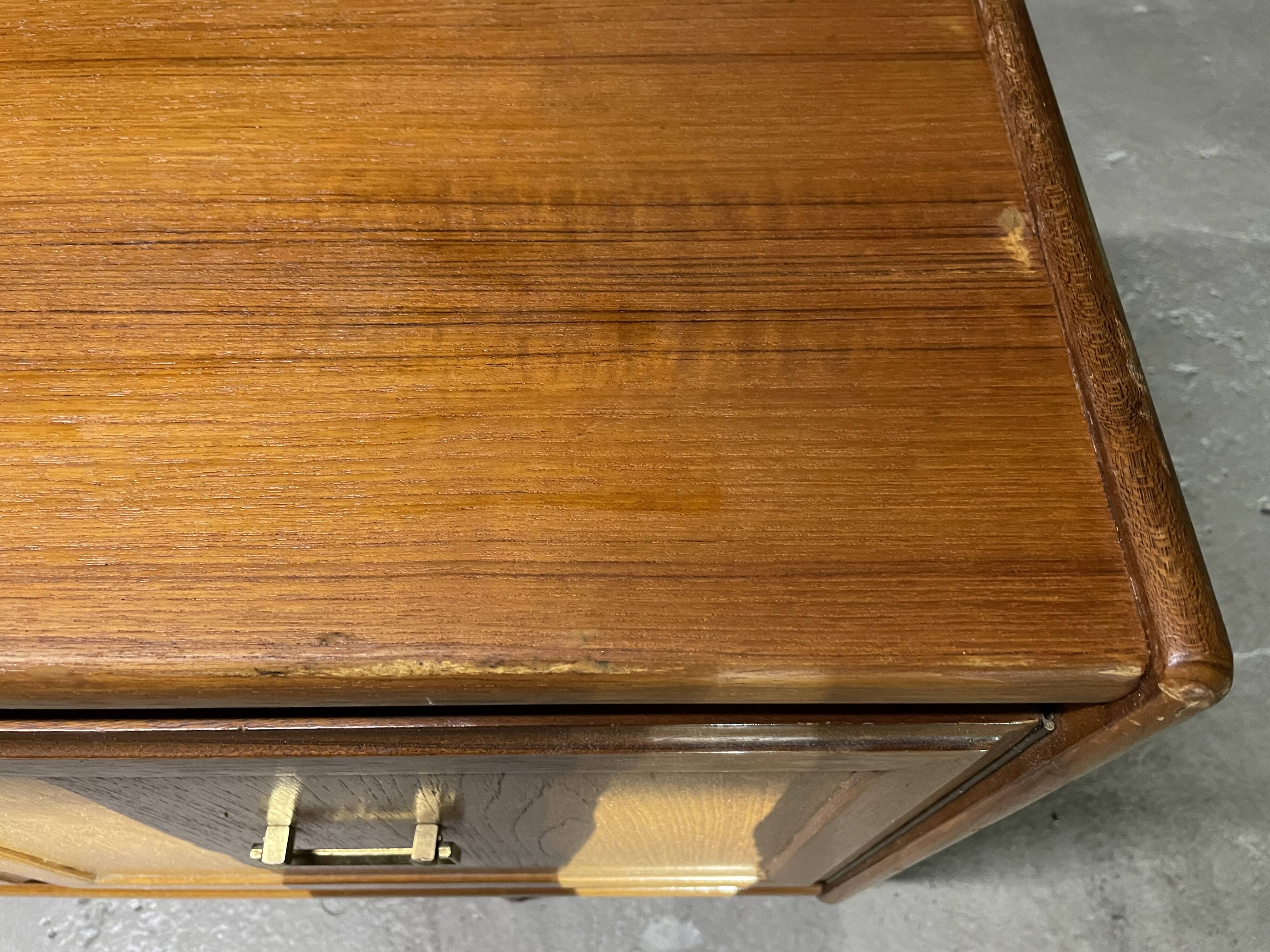 Teak enfilade from the 1970s by the English brand William Laurence.