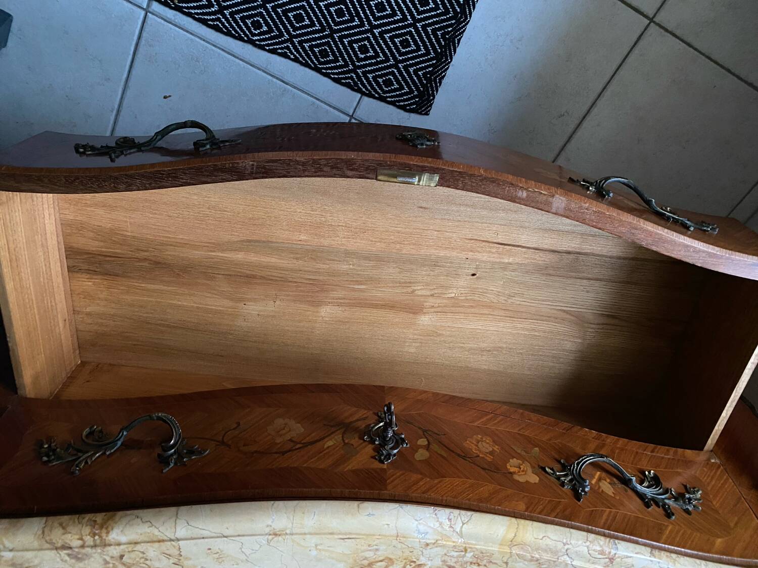 Rosewood chest of drawers