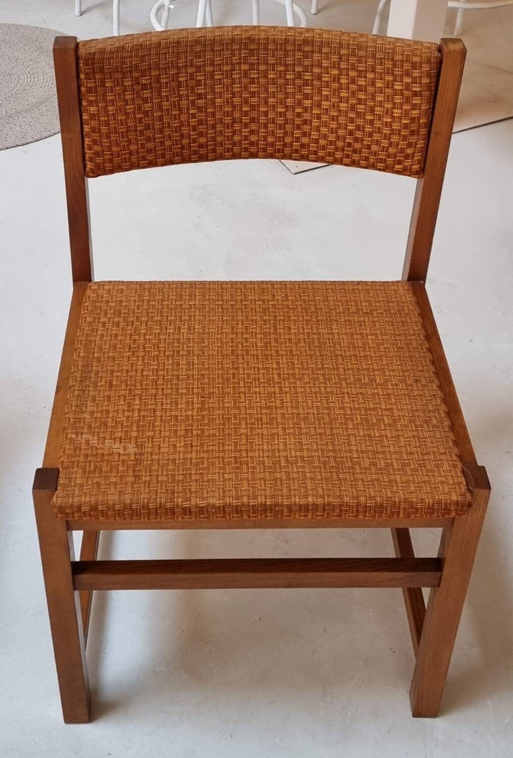 Quatre chaises du milieu du siècle