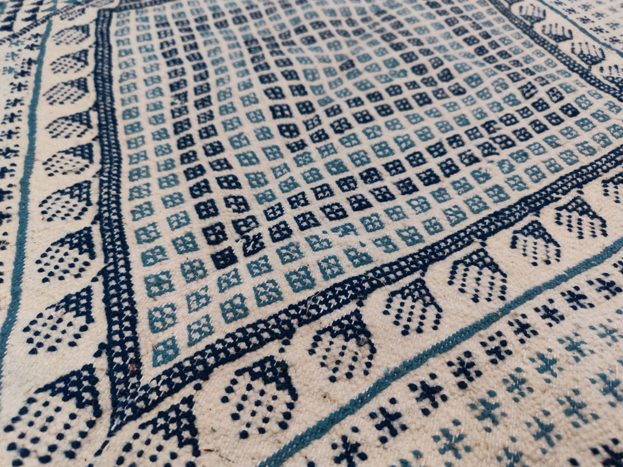 Tapis blanc et bleu tissé mains en laine naturelle