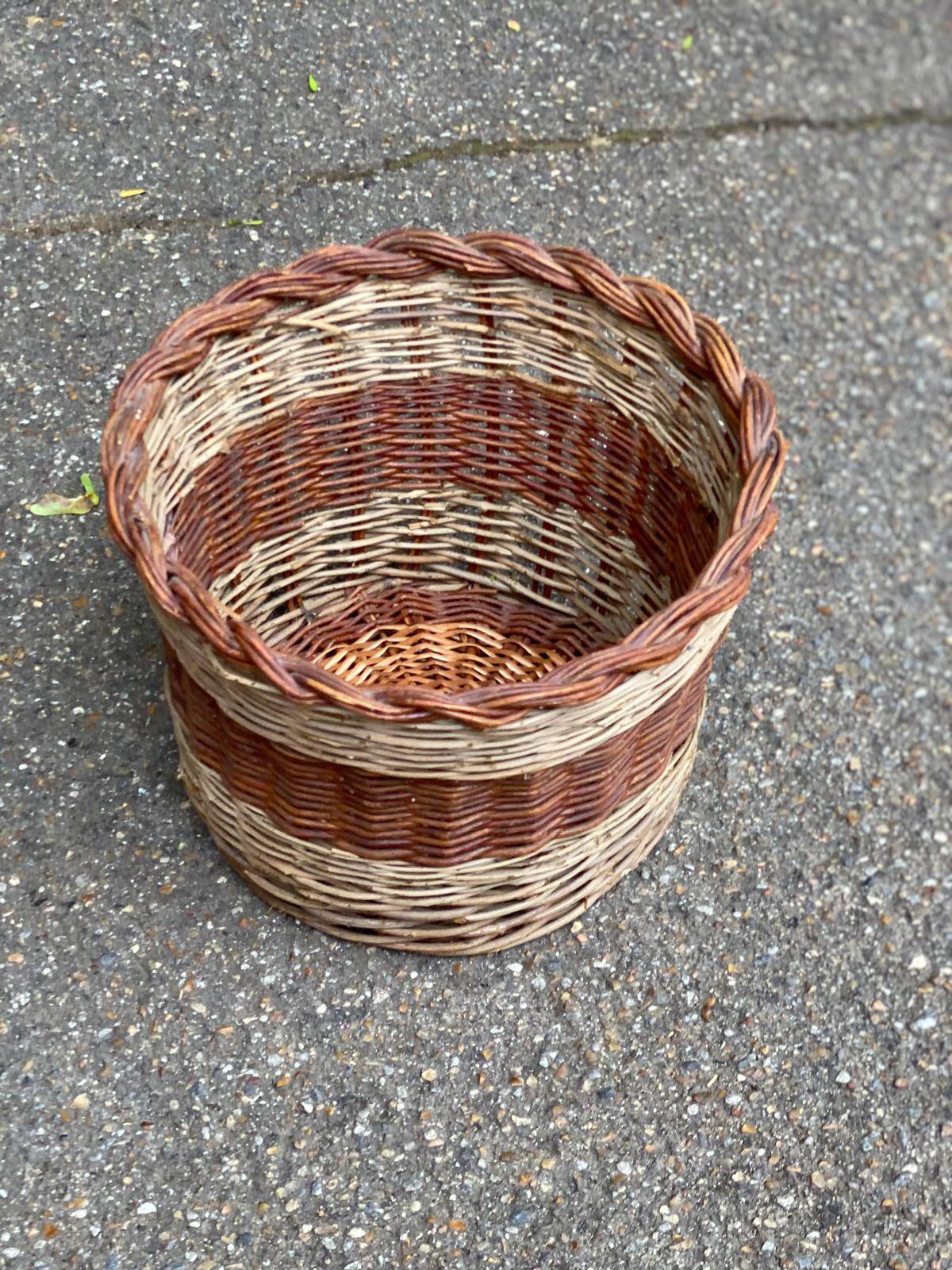 Round woven wicker basket in two colours