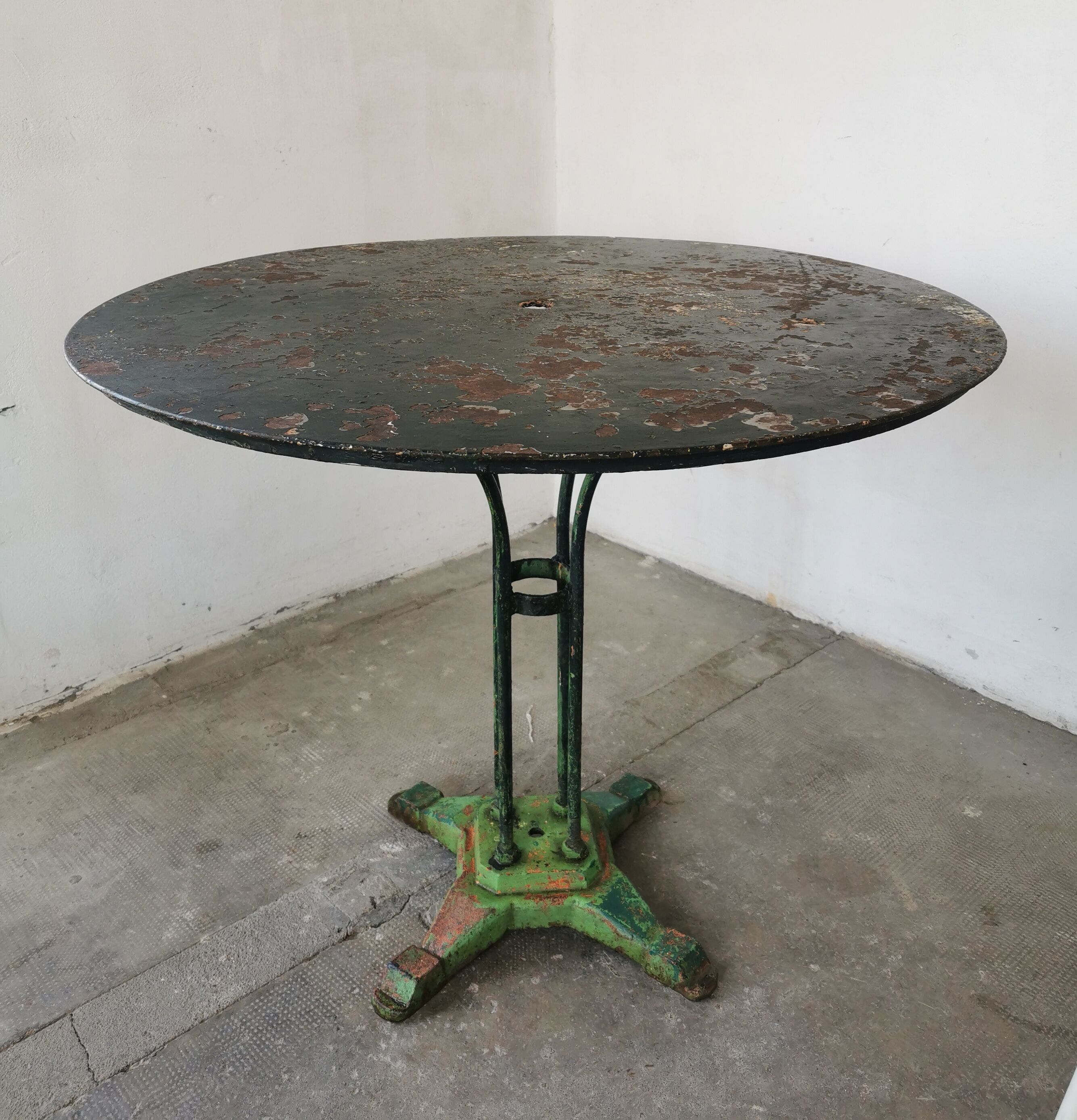 Round garden table cast iron and metal