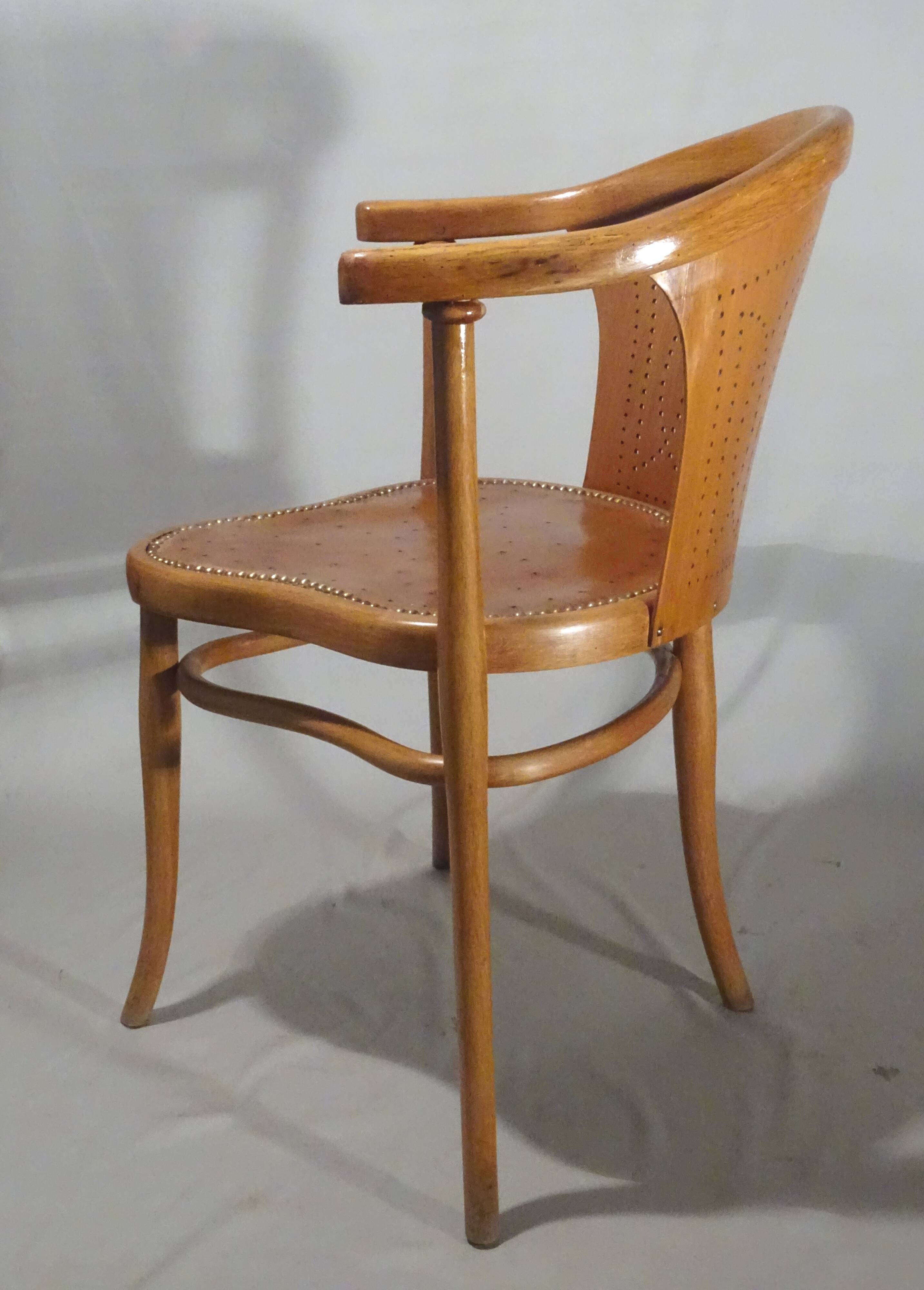 Office chair No. 1 by Thonet with a "oak-like" patina from the late 19th century.