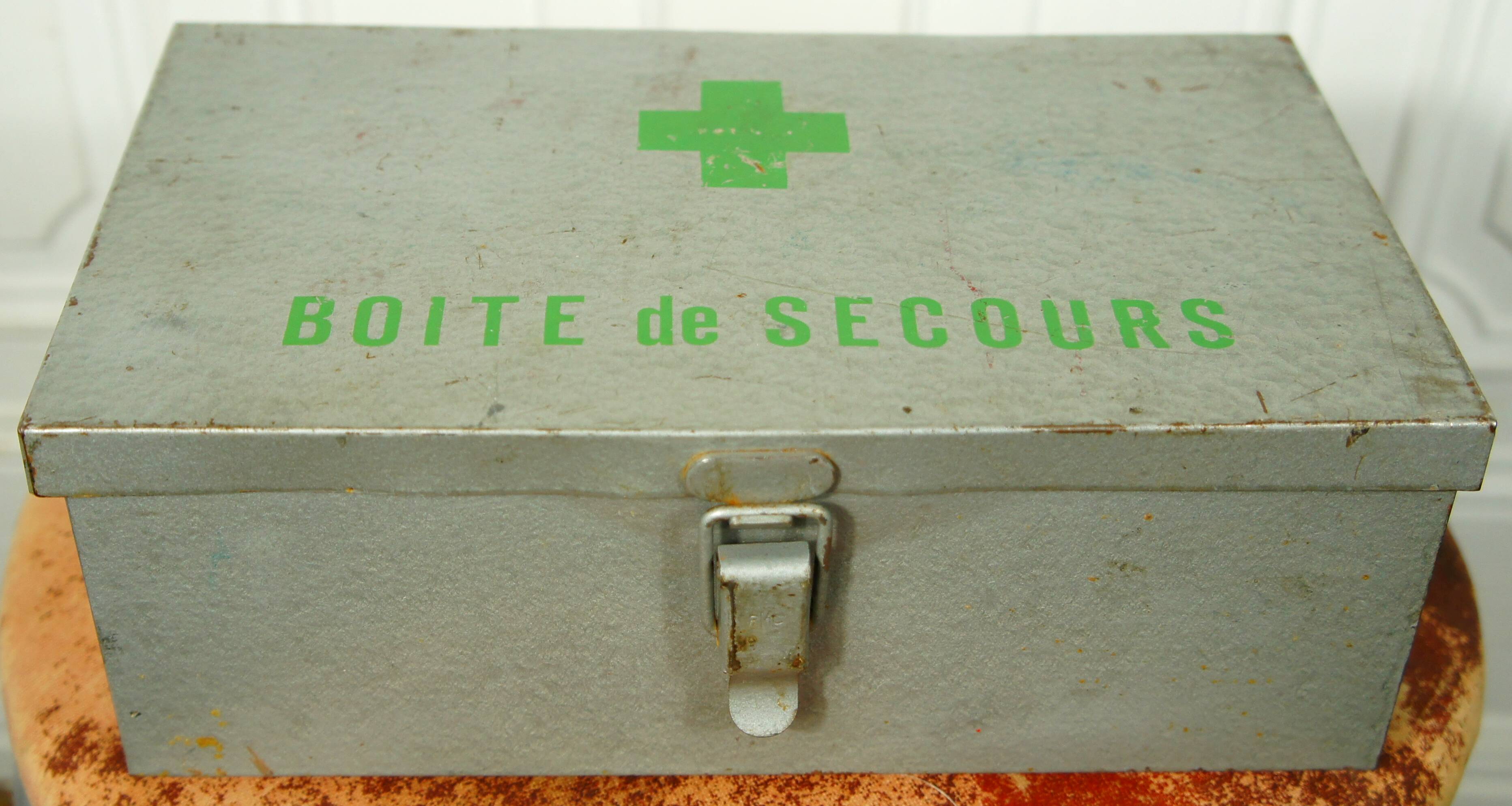 Boîte de secours valisette vintage en métal à décor croix verte