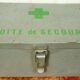 Boîte de secours valisette vintage en métal à décor croix verte
