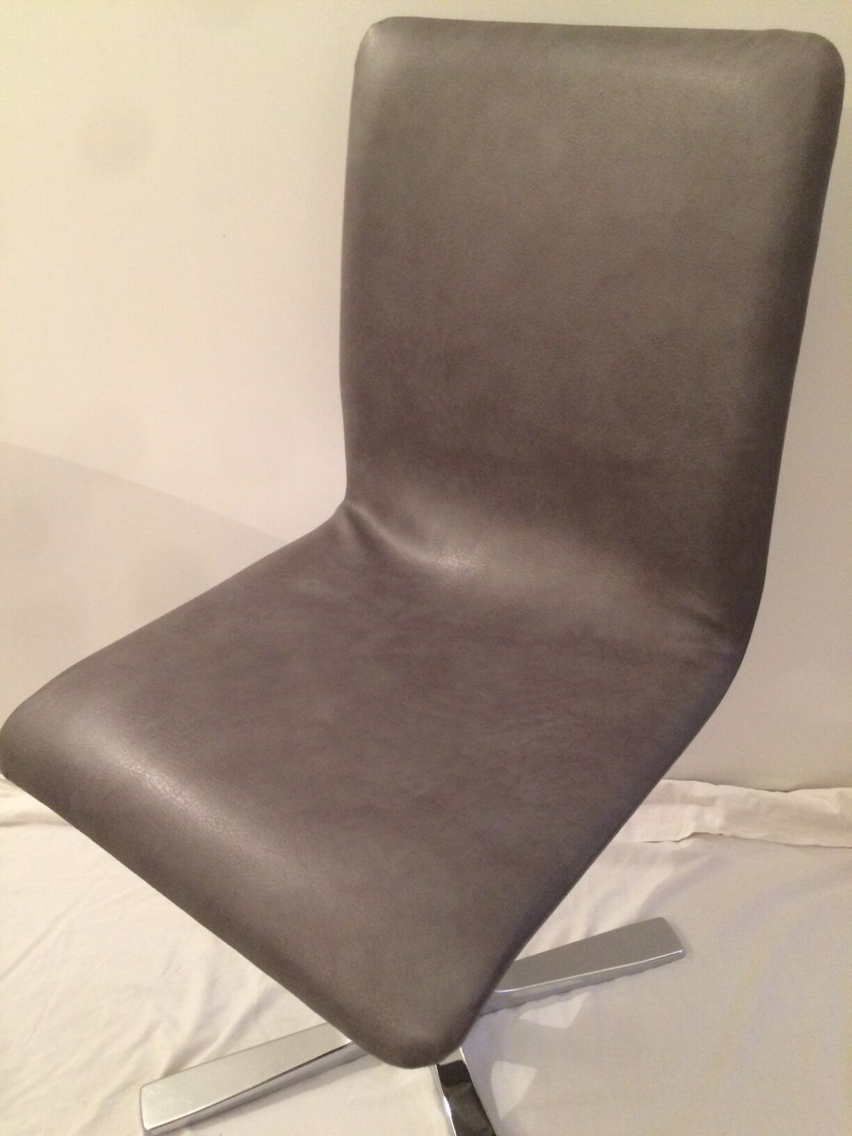 Table in white Formica, 3 chairs and 1 stool in gray leatherette