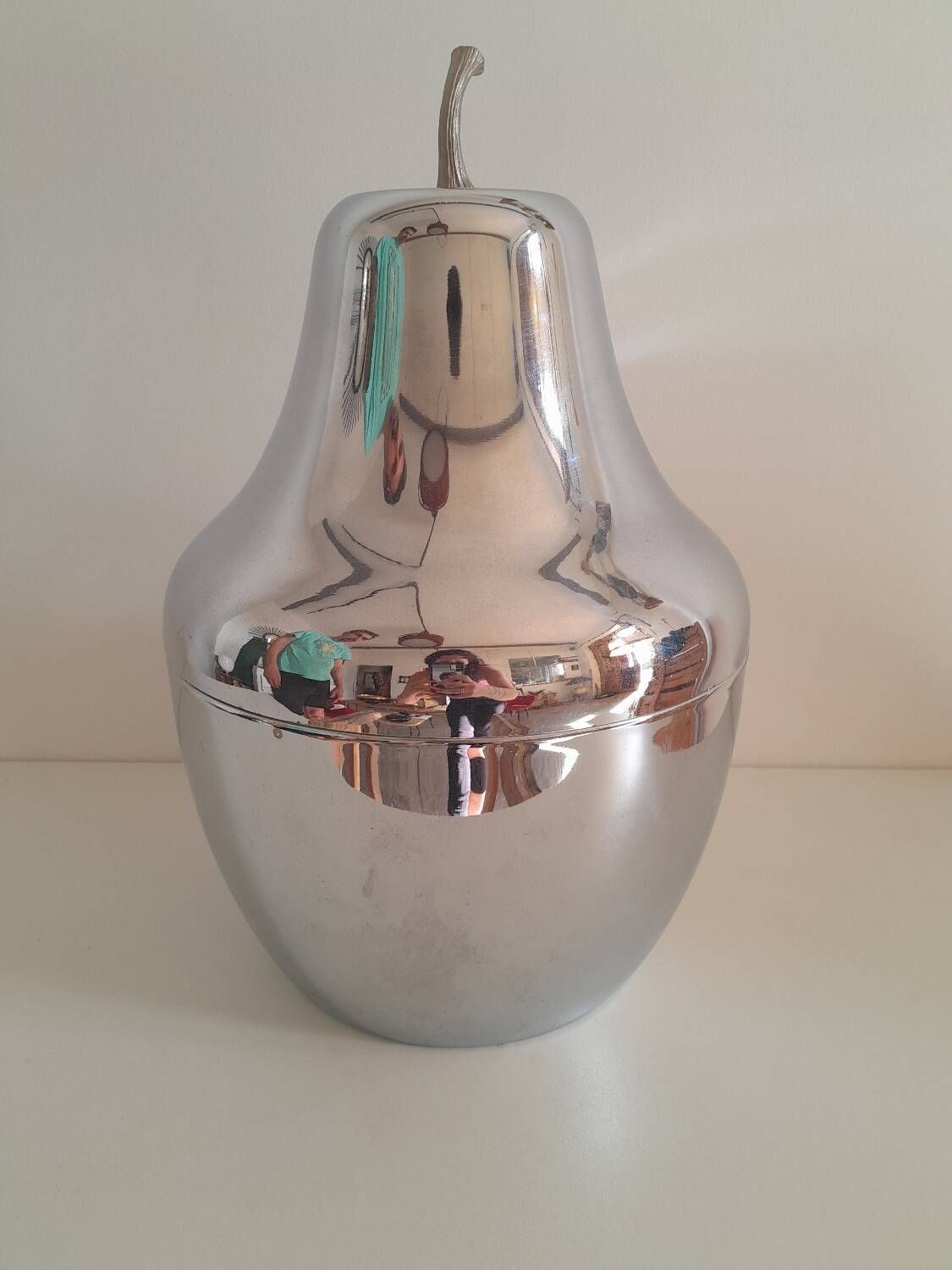 Pear-shaped ice bucket